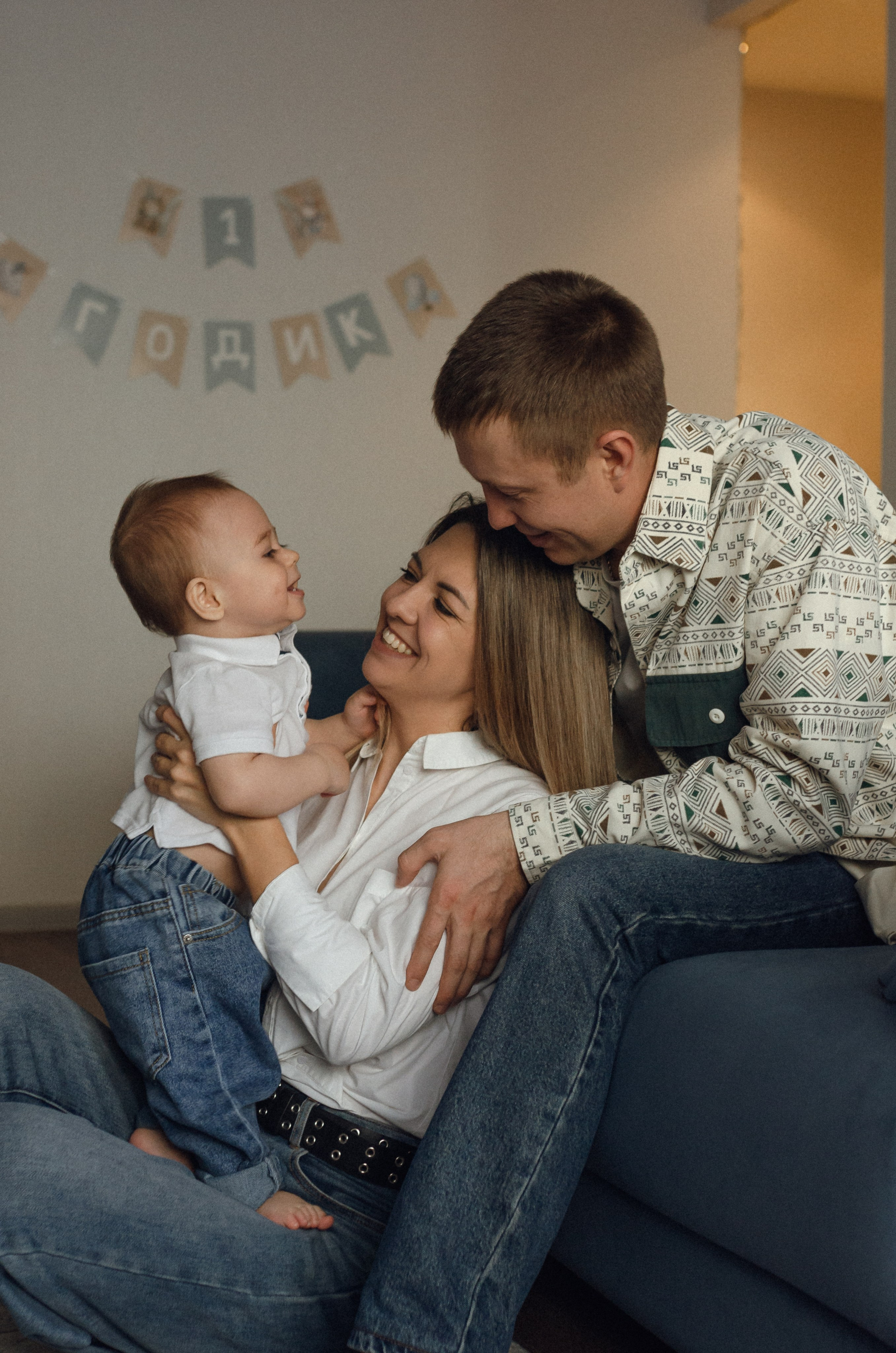 Света, Кирилл и маленький Максим. Семейная домашняя съемка. Семейный фотограф в Барнауле Ирина Ястребова
