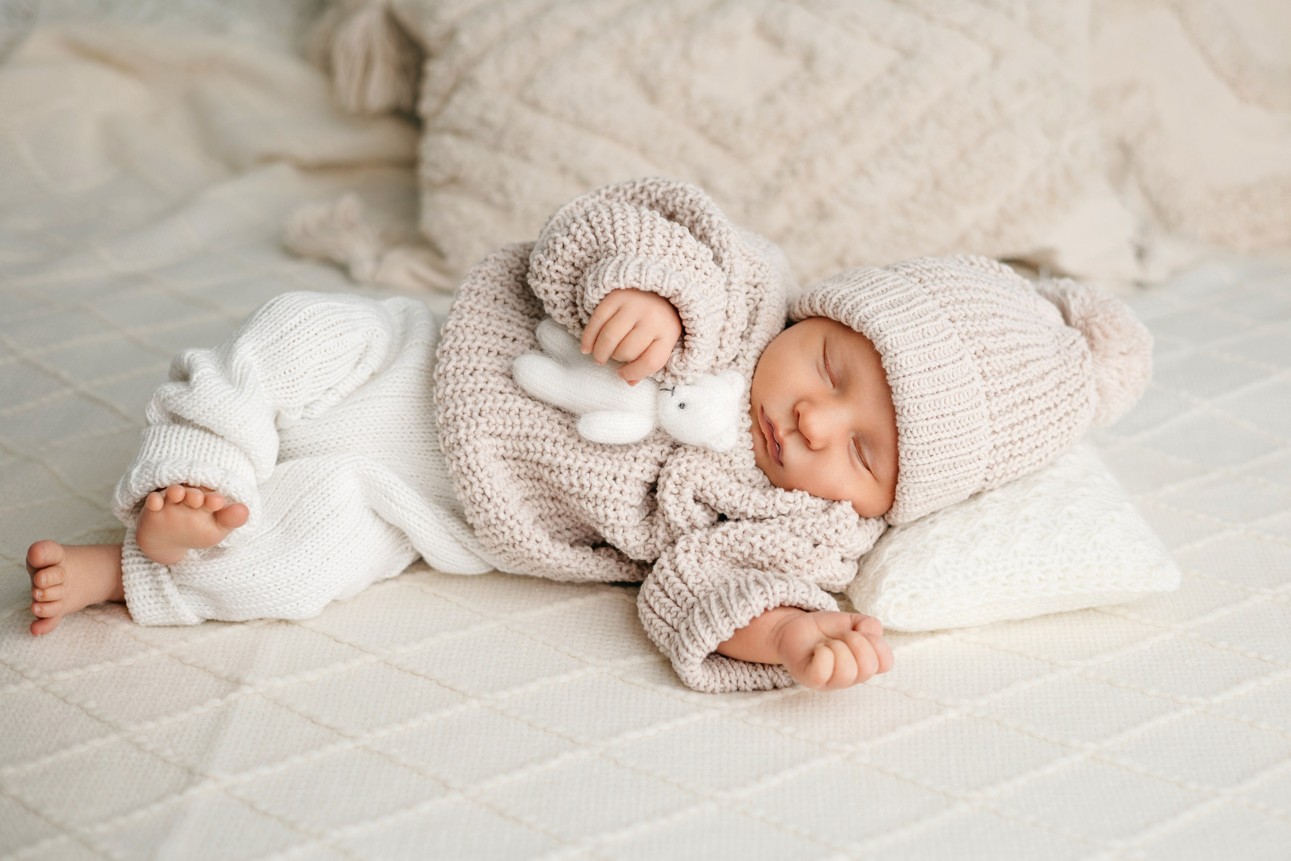 малыш в вязаном свитере