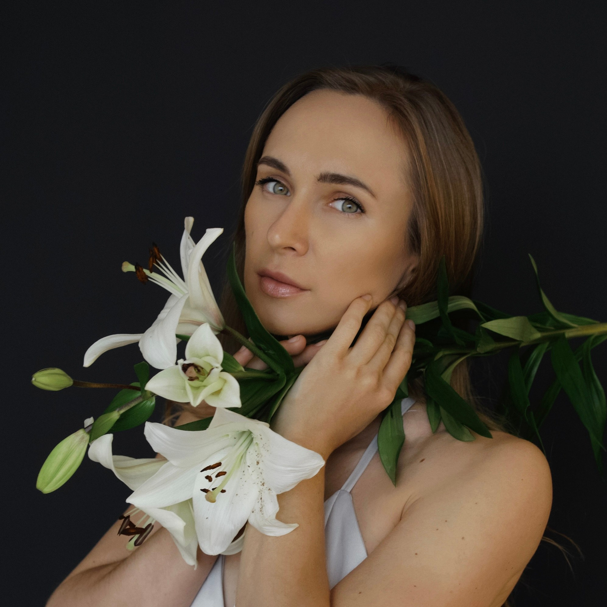 Аня, съемка с цветами. Фотограф в Минске Света Григорьева