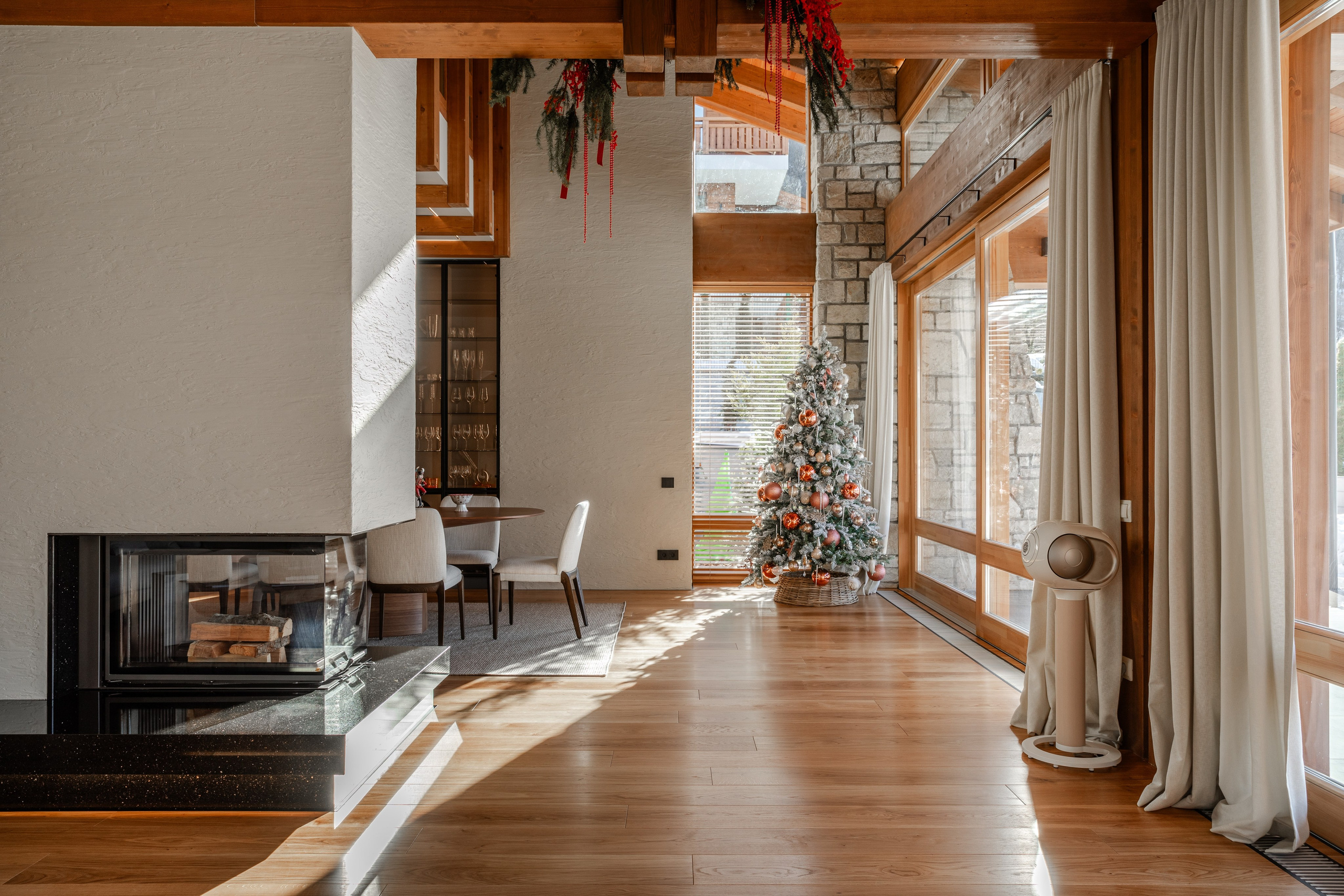 Интерьерная фотосъёмка загородного дома площадью 300 кв м в п. Эстосадок. Интерьерный фотограф Москва