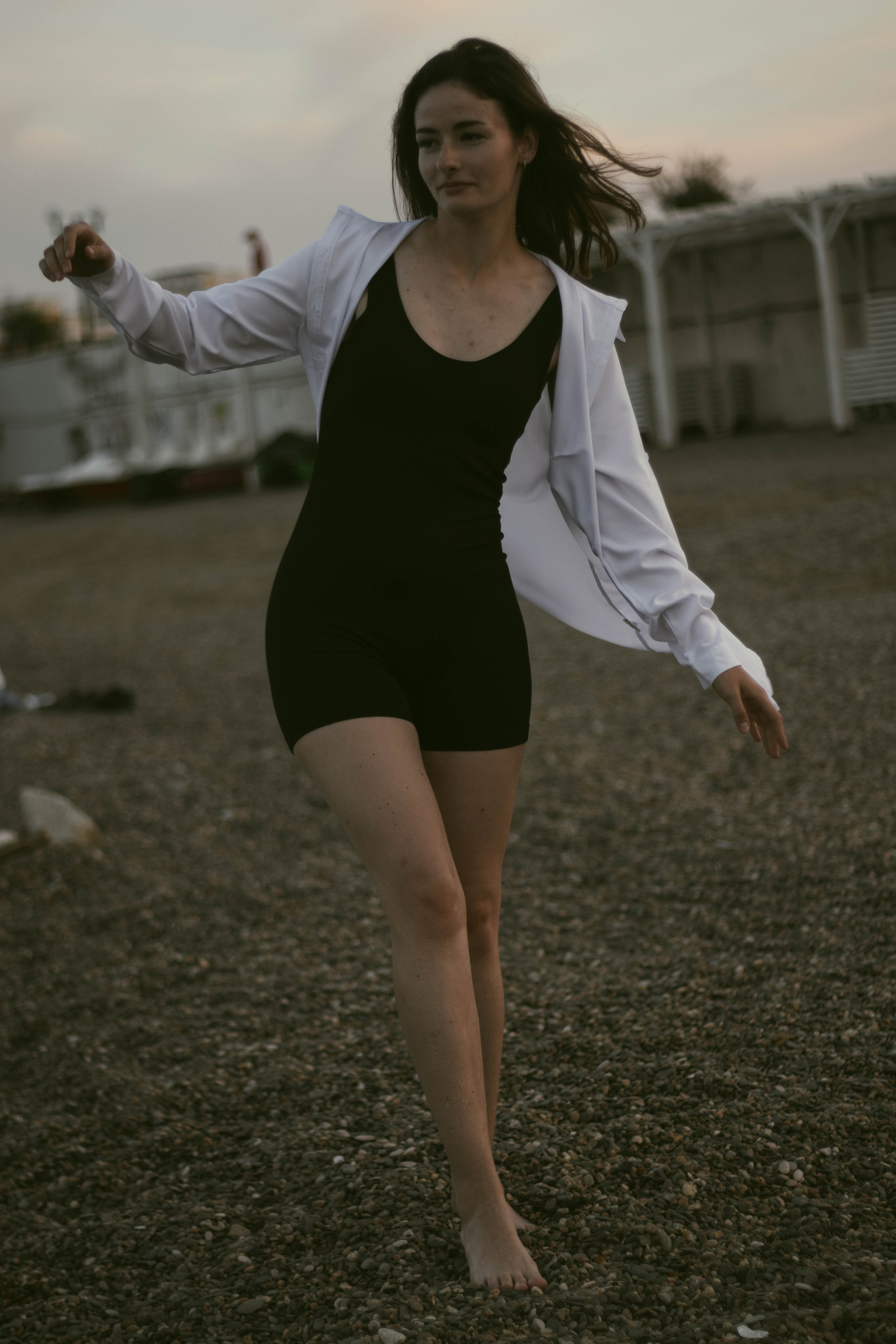 «Невесомость волн: девушка и море». Уличный фотограф Города N