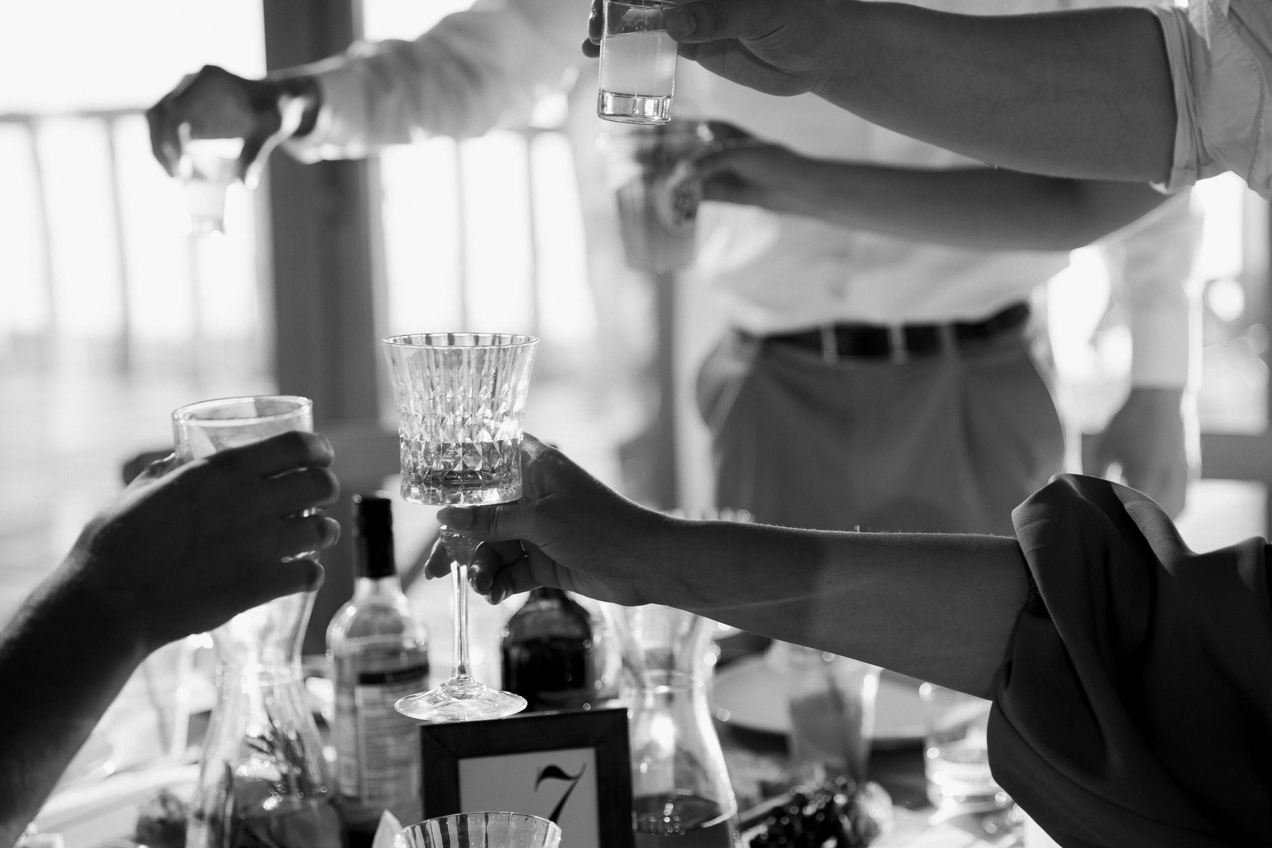 Здравствуйте! Я&nbsp;свадебный фотограф из&nbsp;Ульяновска, работаю в&nbsp;том числе по&nbsp;всей России и&nbsp;с&nbsp;выездом за&nbsp;границу. Снимаю свадьбы, lovestory, корпоративы, светский репортаж. Провожу обучение по&nbsp;фотографии, мастер-классы и&nbsp;воркшопы для других фотографов.