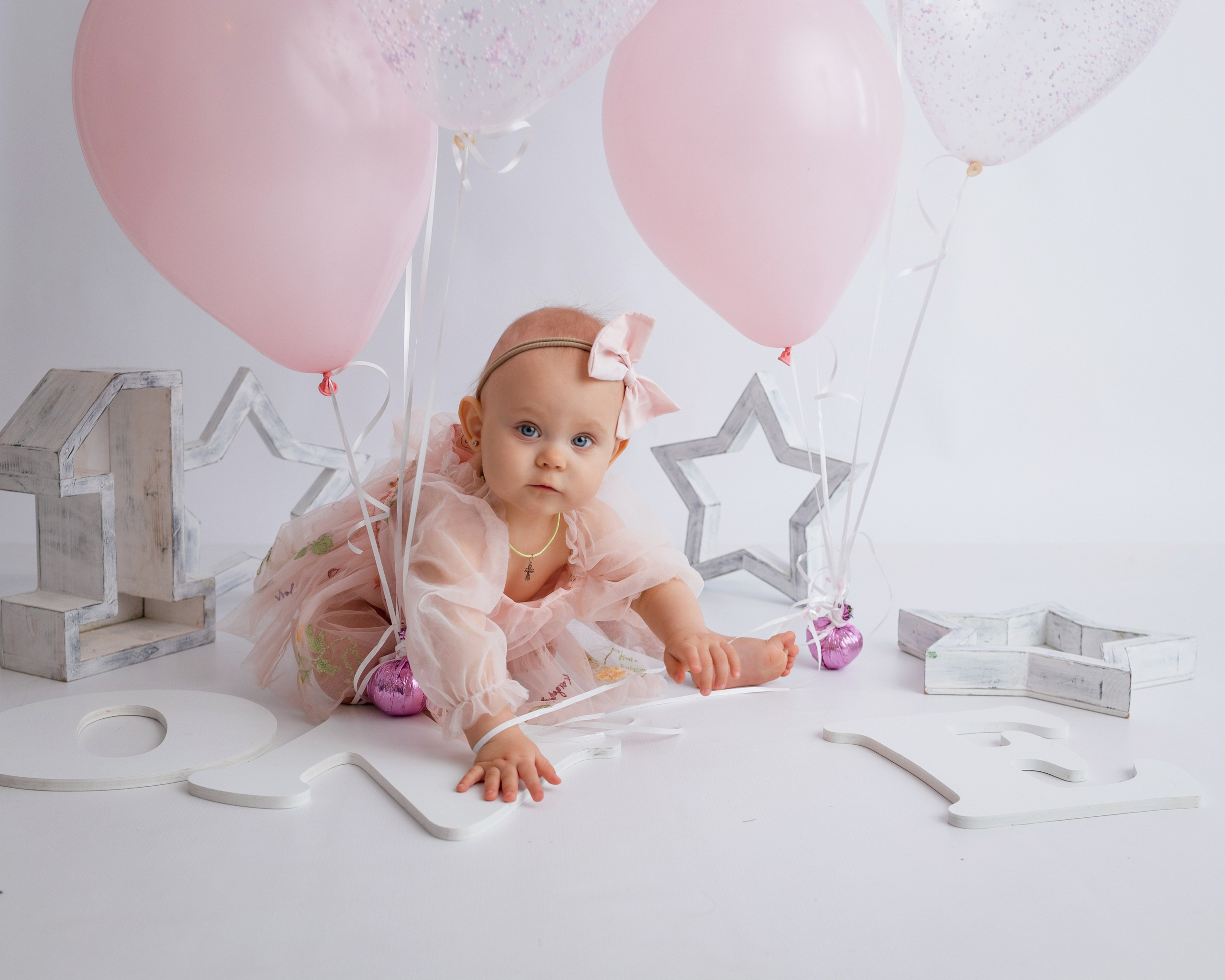 Фотосессия Первый Годик в Твери. Фотостудия для новорожденных и малышей в Твери — На ручки