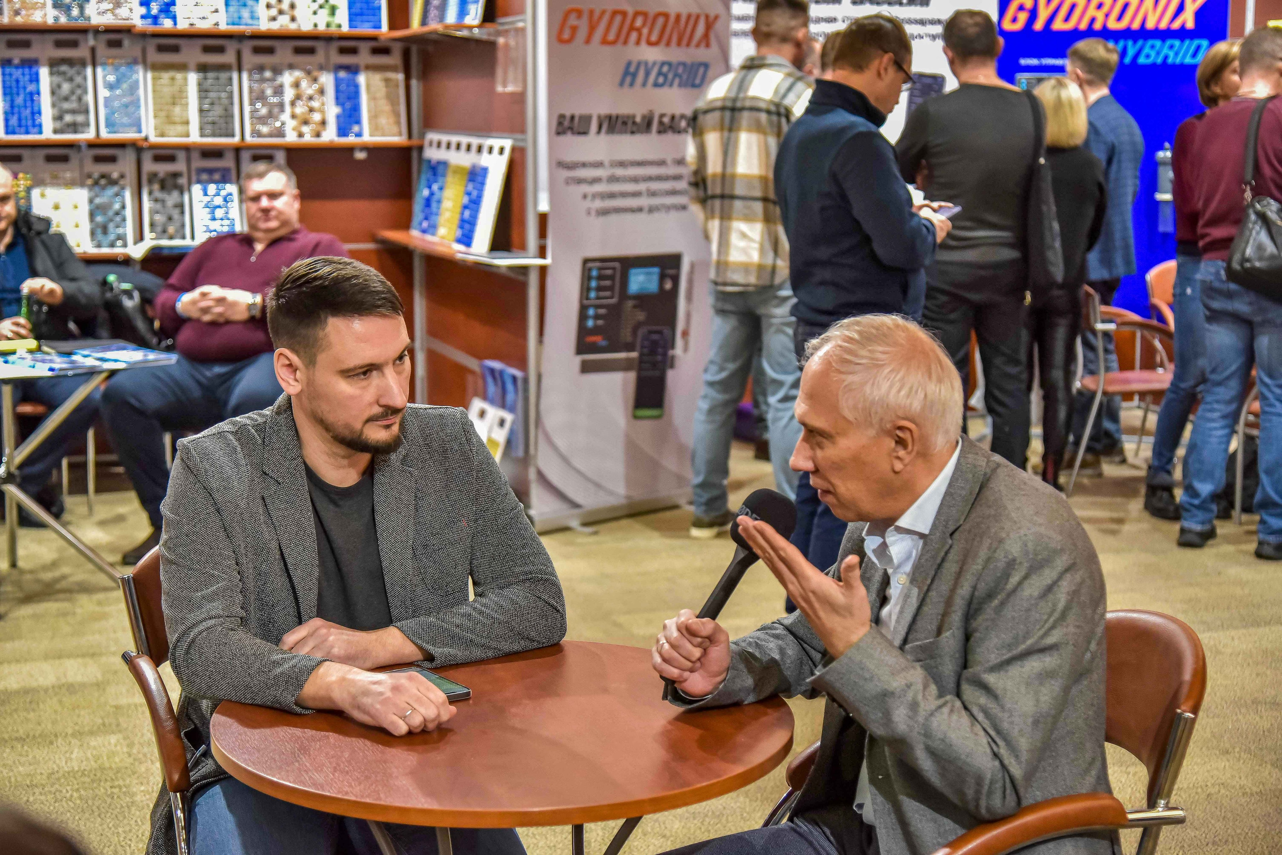 Выступление спикера на выставке в Москве, репортажная фотосъемка мероприятия передает атмосферу мероприятия.