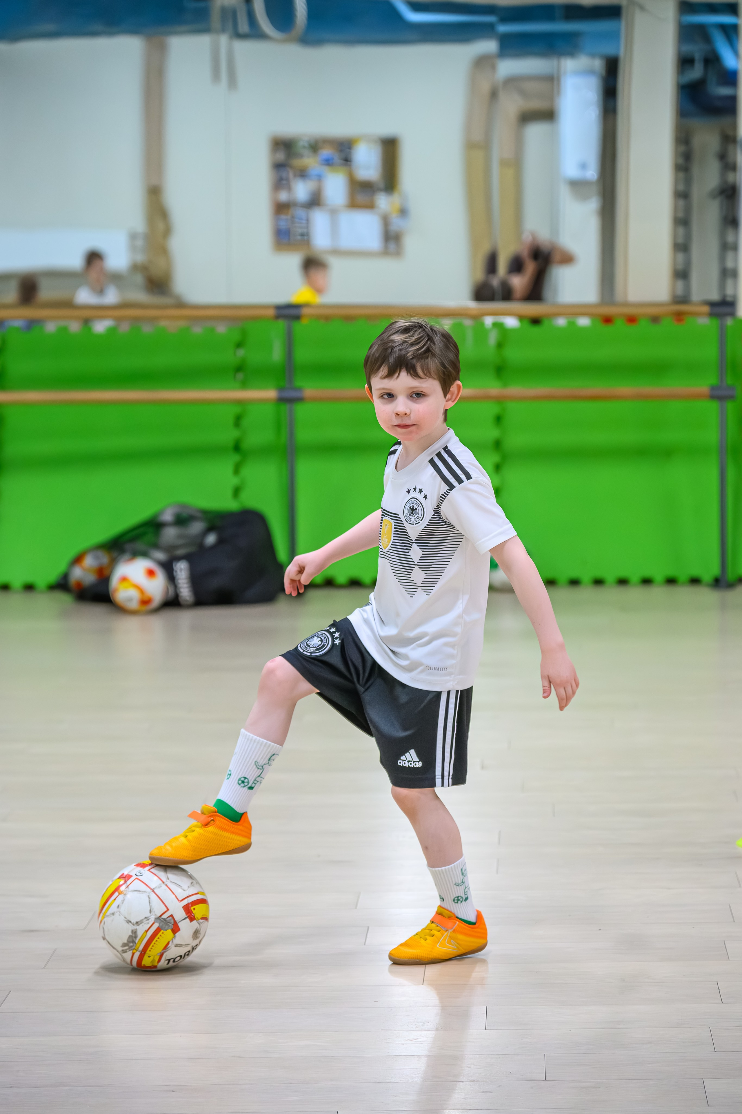 Репортажная фотосъемка детей в секции по футболу, в Москве с профессиональным репортажным фотографом. Обработка фото без фильтров, живые фото. 