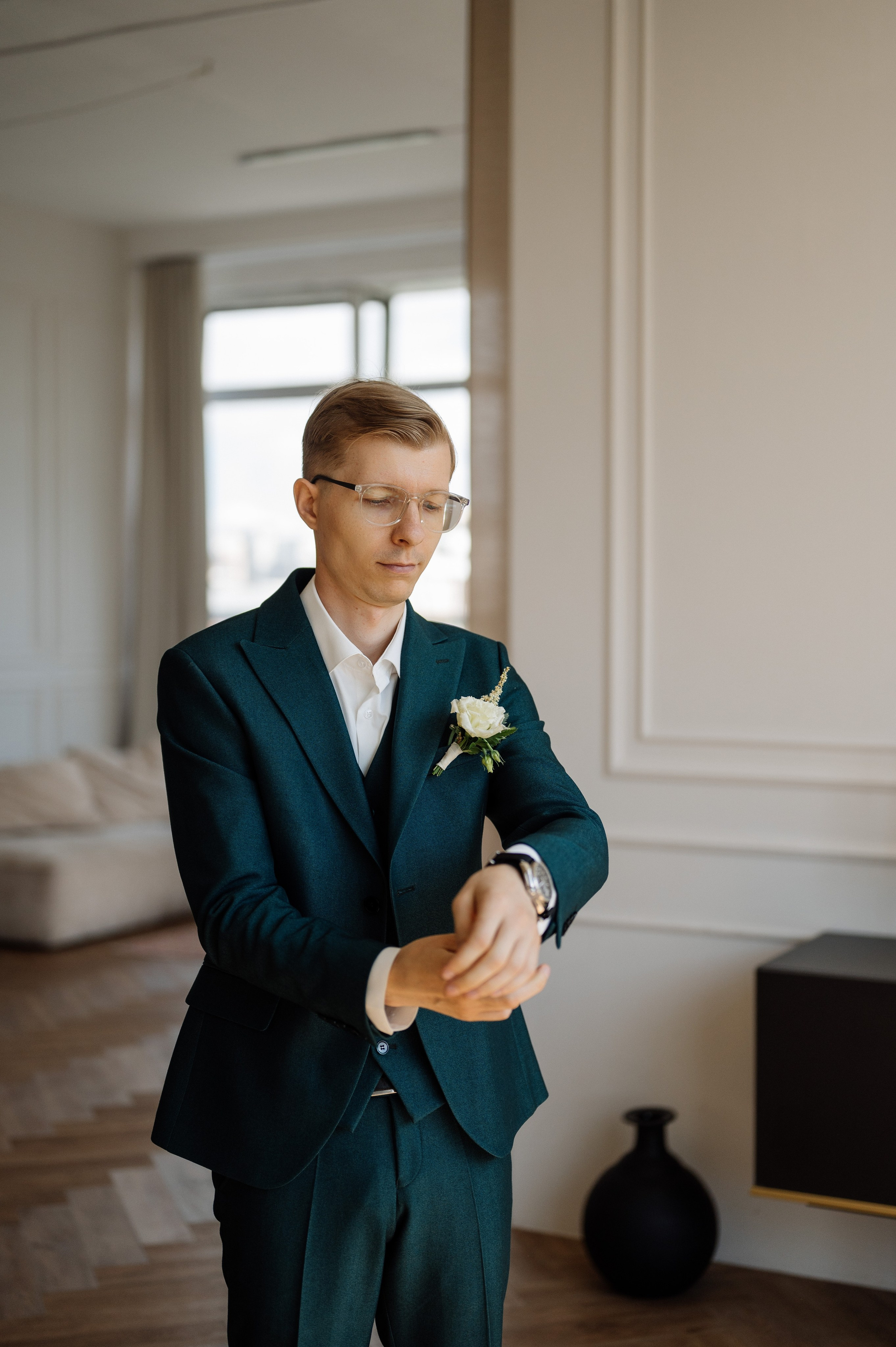 зеленый необычный костюм жениха