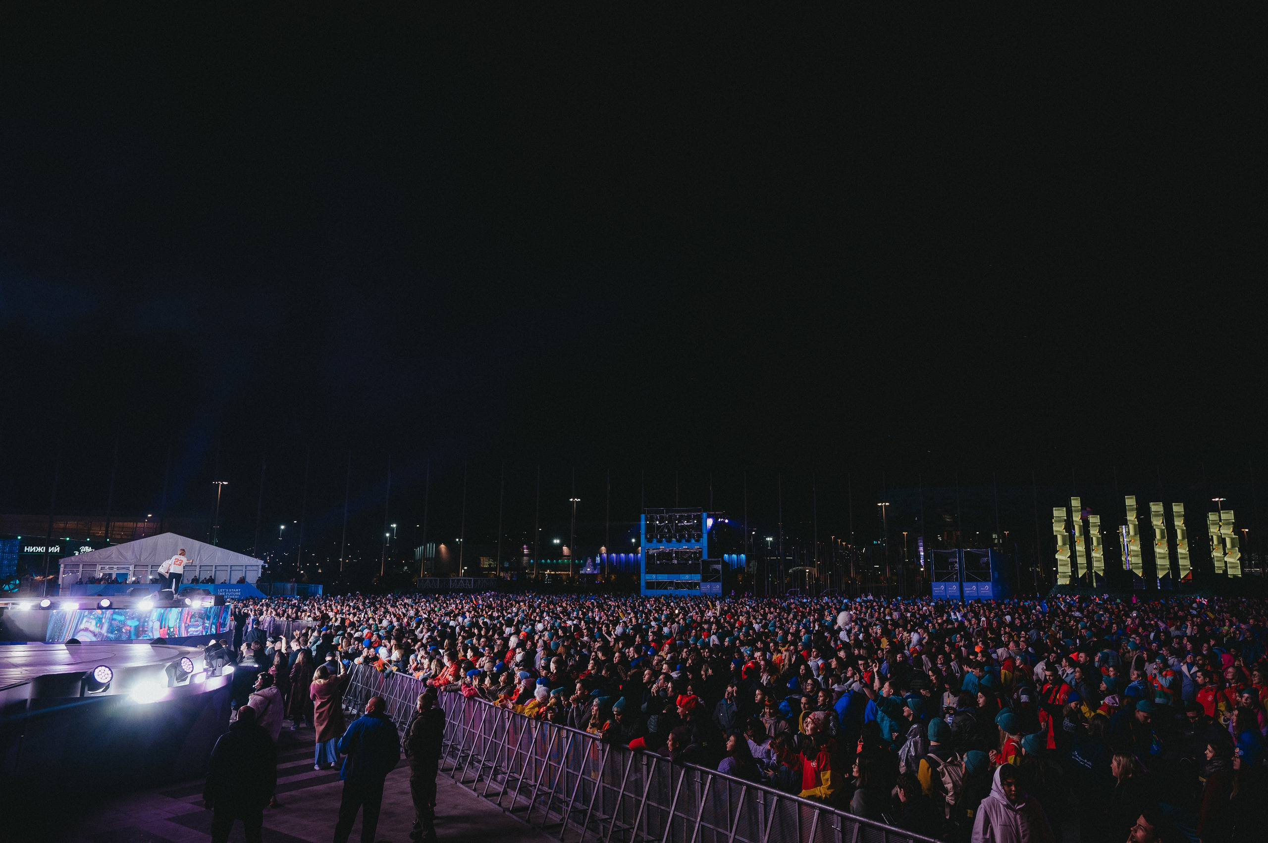 Репортажная съемка концерта в Краснодаре - общий масштаб выступления артиста на фоне зрителей