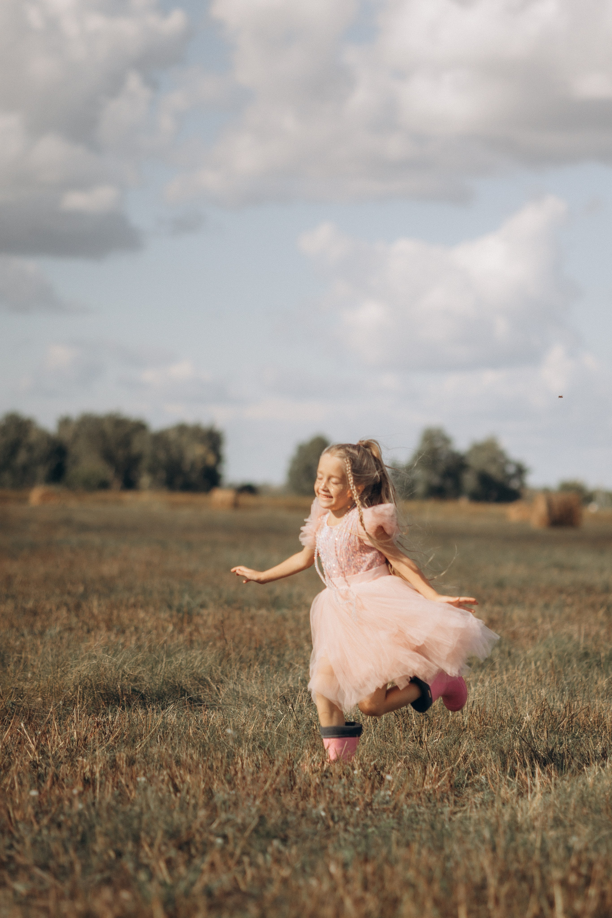 Вика и Миша на сене. Семейный фотограф lifestyle в Новосибирске Елена Шпилевая