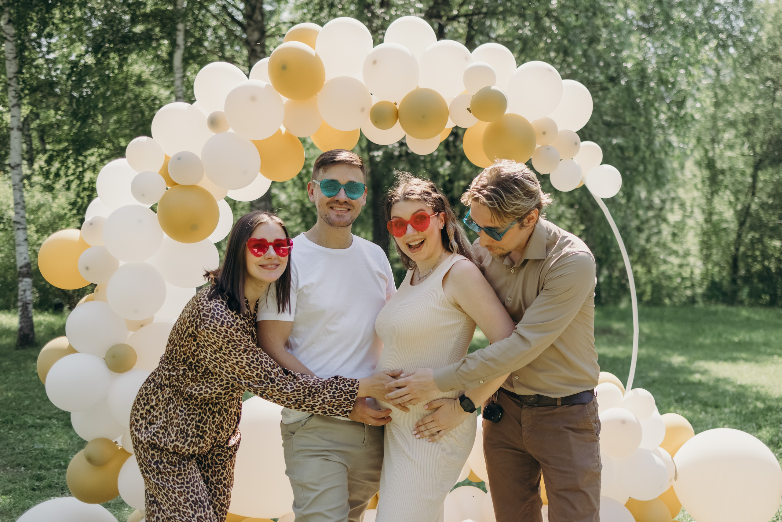 Беременная пара и их друзья на гендер прати