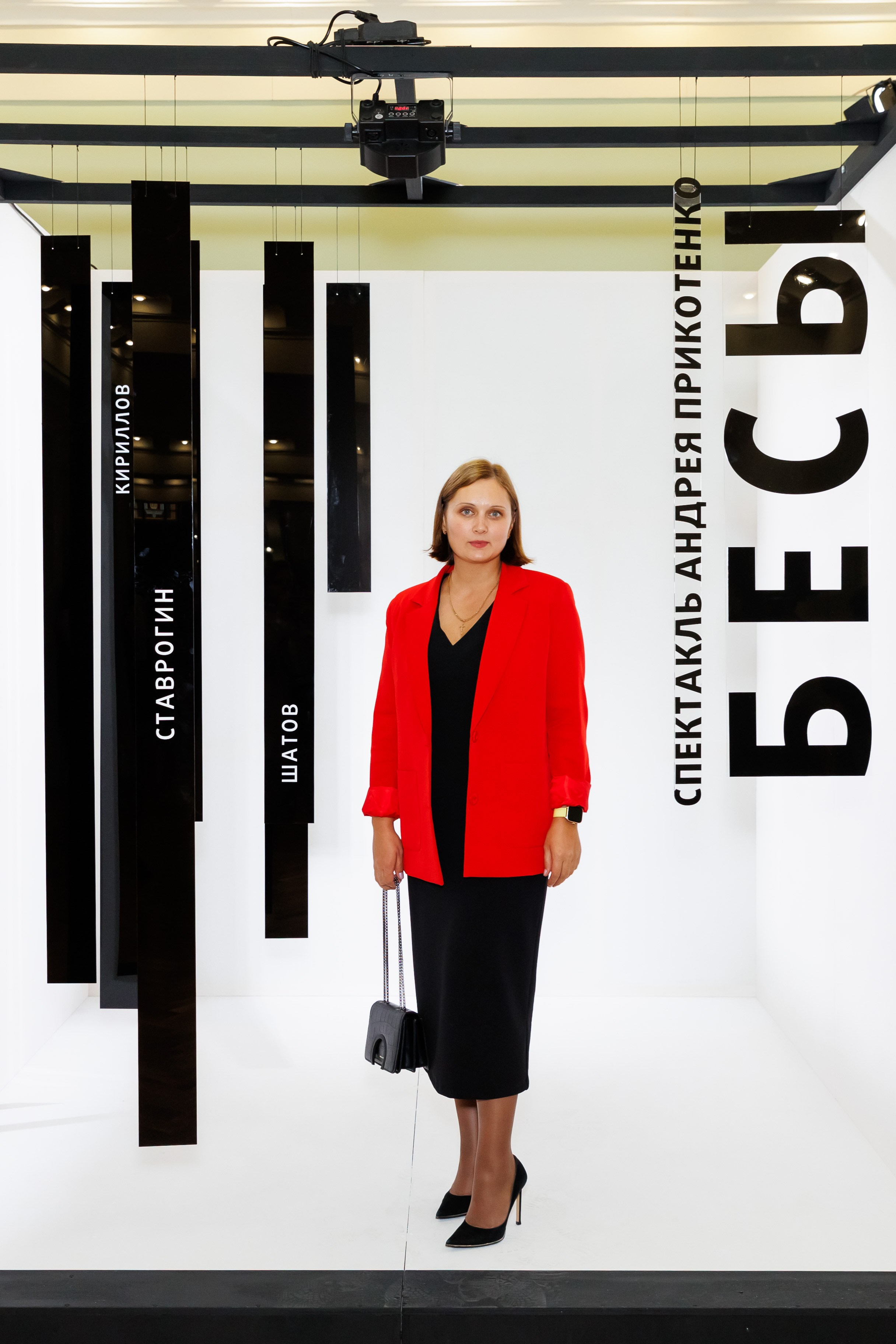 Красный факел — фотозона перед премьерой спектакля. Фотограф Новосибирск — Наталья Гресь