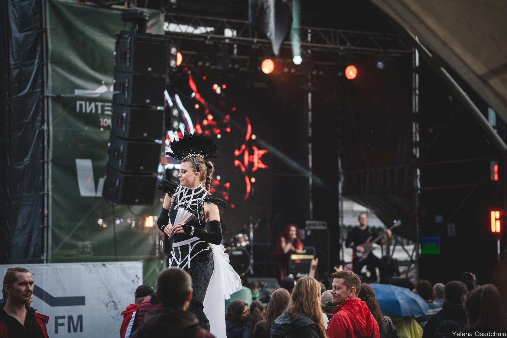 Живой 2025 — День 1. Елена Осадчая — фотографирую музыку на сцене и в жизни
