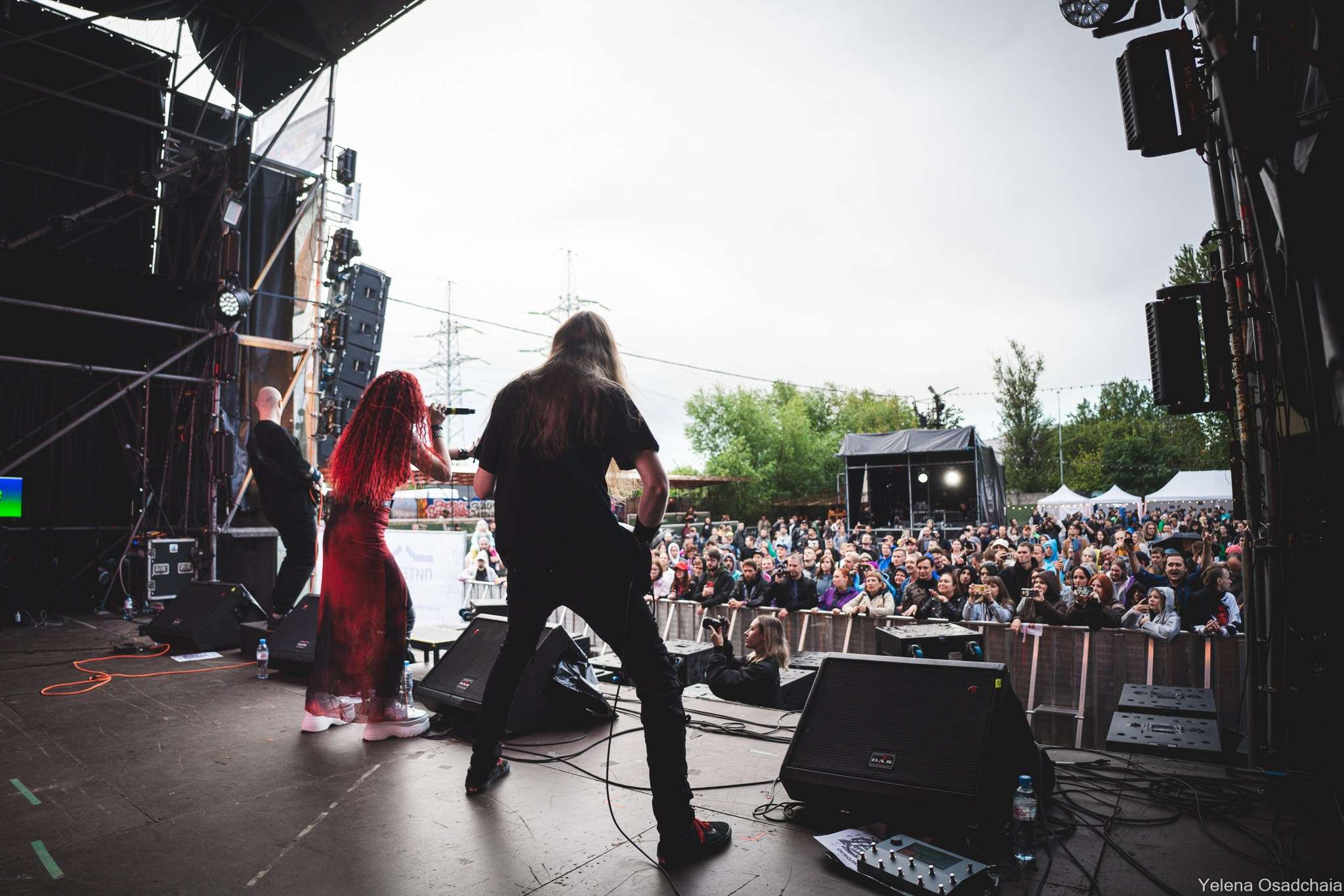 Живой 2025 — День 1. Елена Осадчая — фотографирую музыку на сцене и в жизни