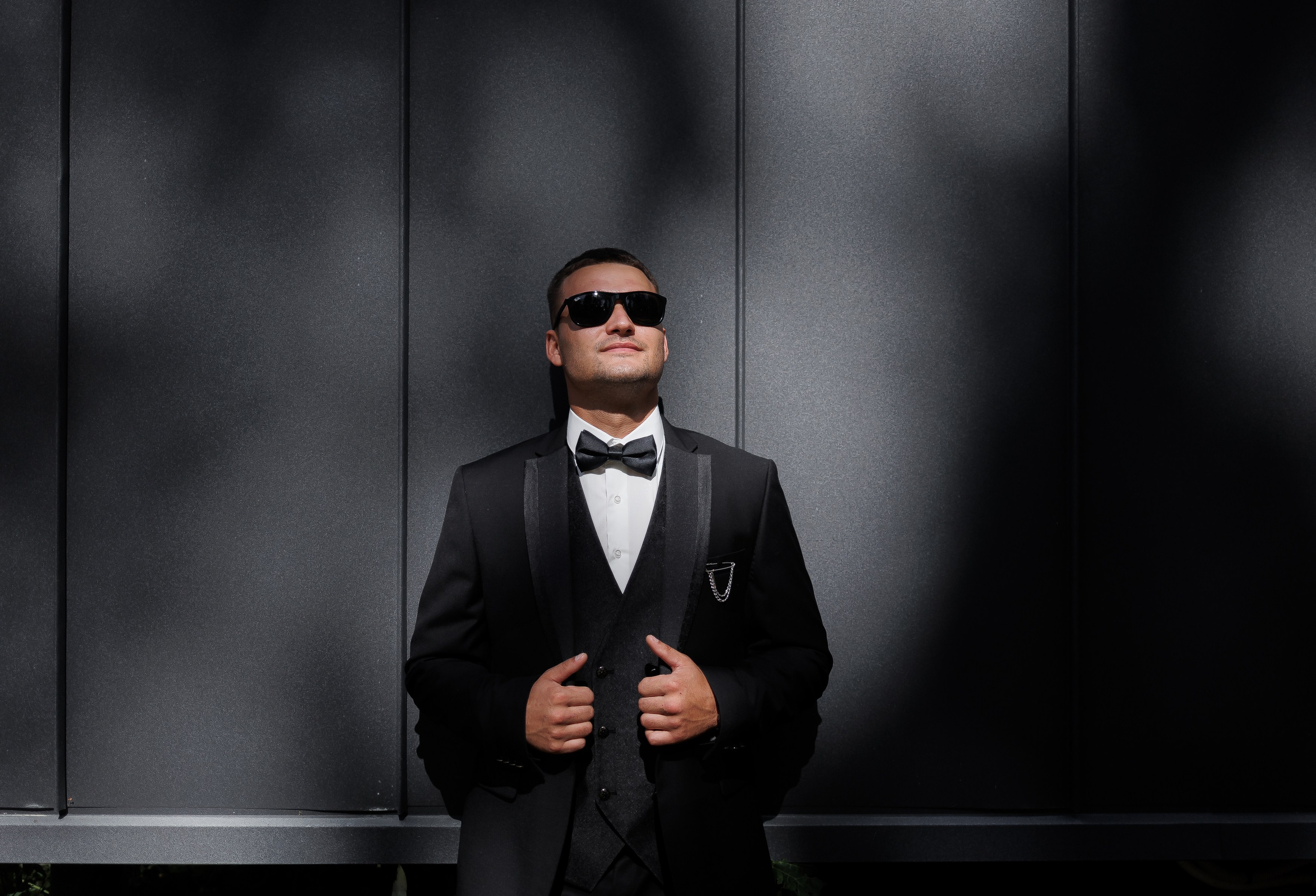 Брутальный и стильный жених в очках, который не умеет фотографироваться