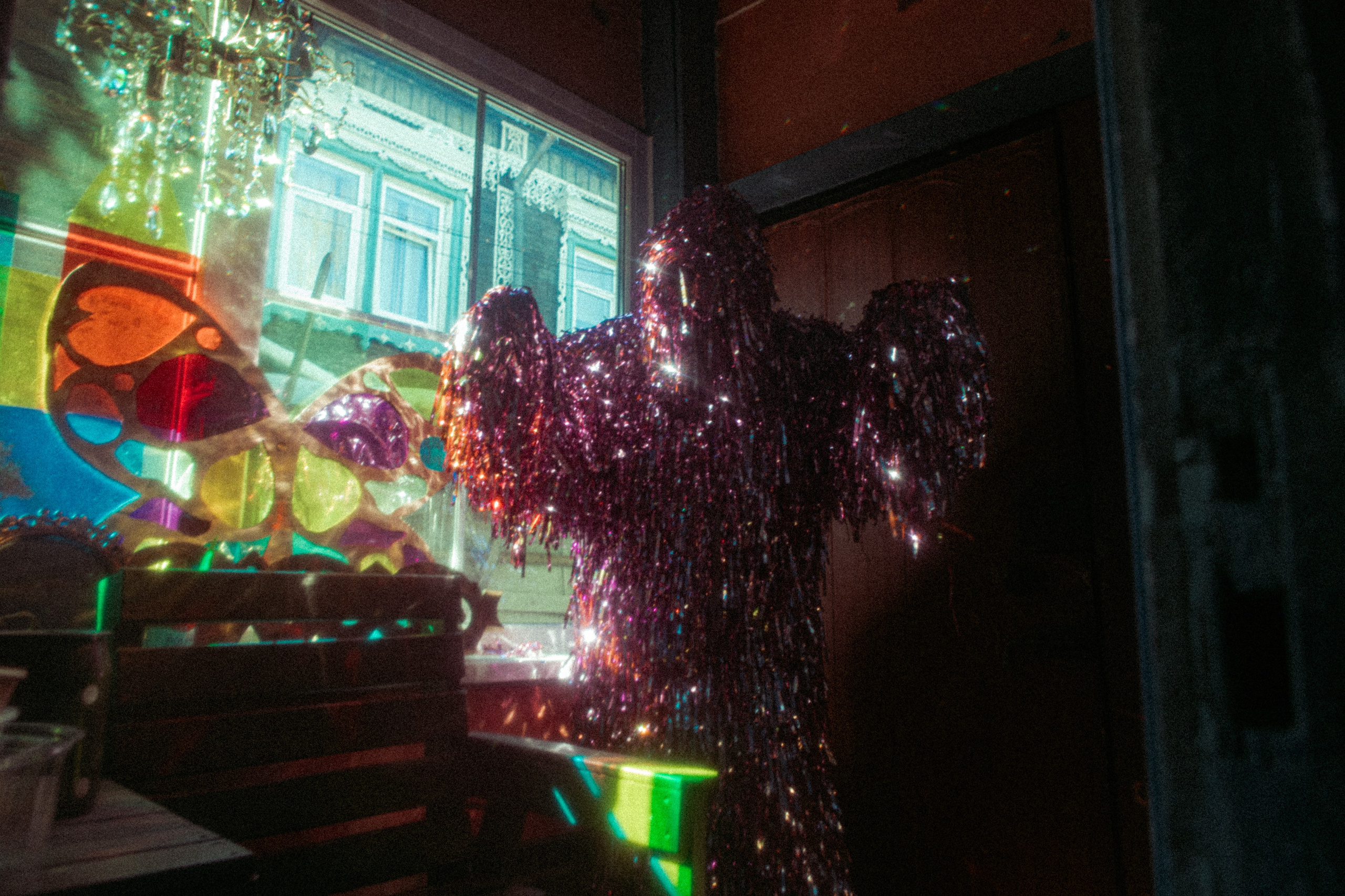 Современная fine art фотография, на которой изображен йетти в костюме из мишуры, живущий в деревянном доме. 