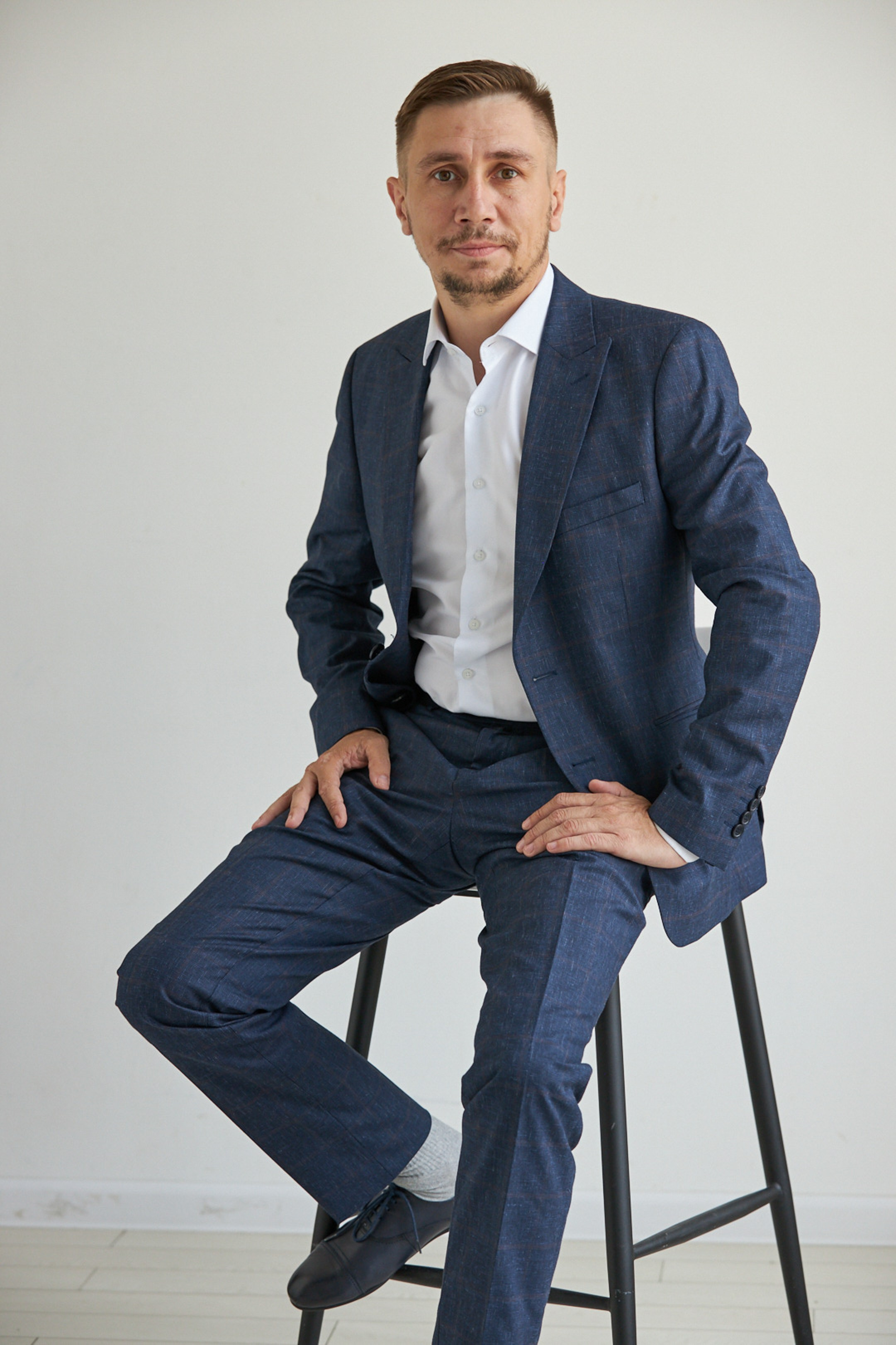 Business portrait of a man on a white studio background - photographer Andrey Dunin