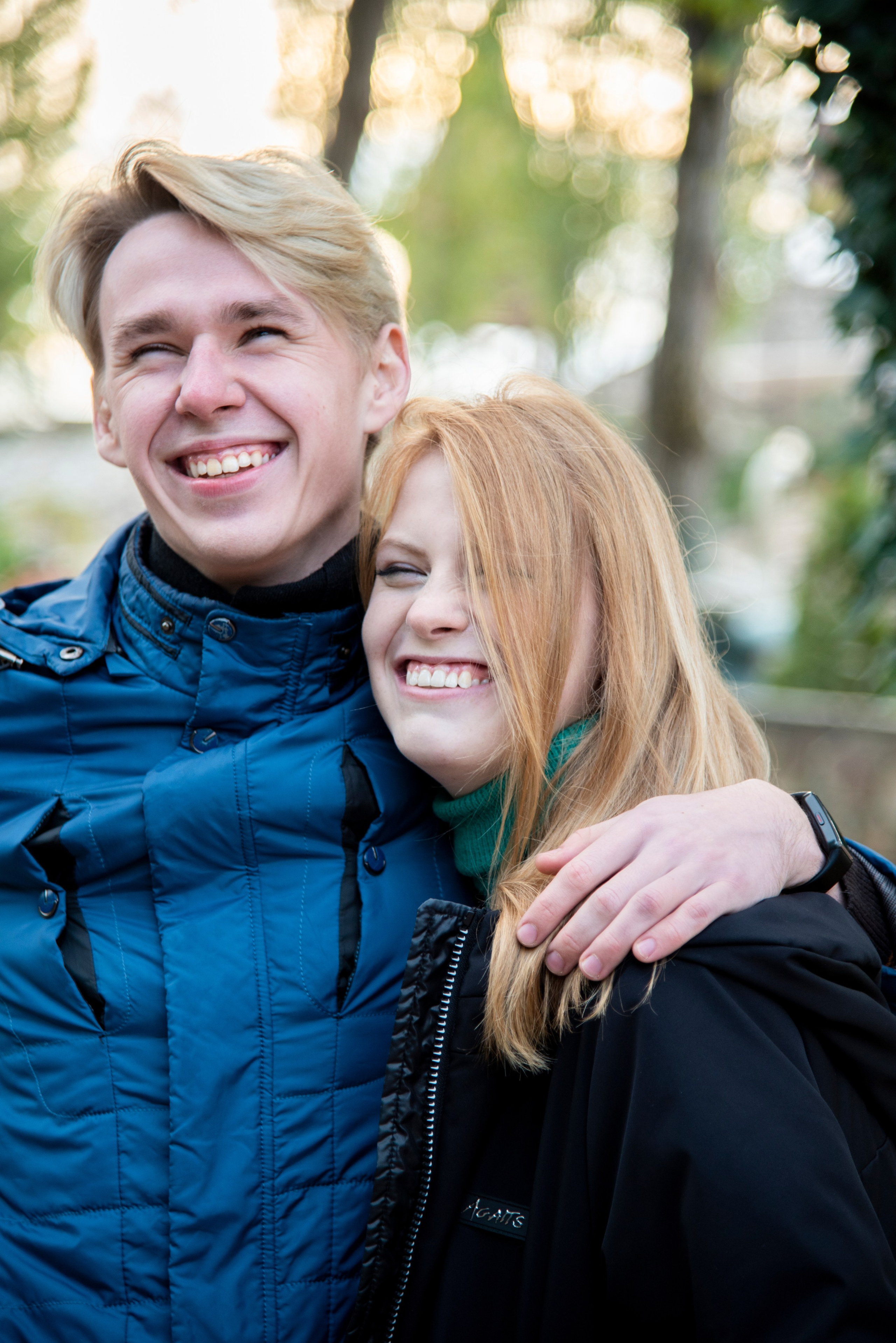 молодая девушка студентка. блондинка. длинные волосы. розово-зелёный свитер. парк Лога . осень брат с сестрой