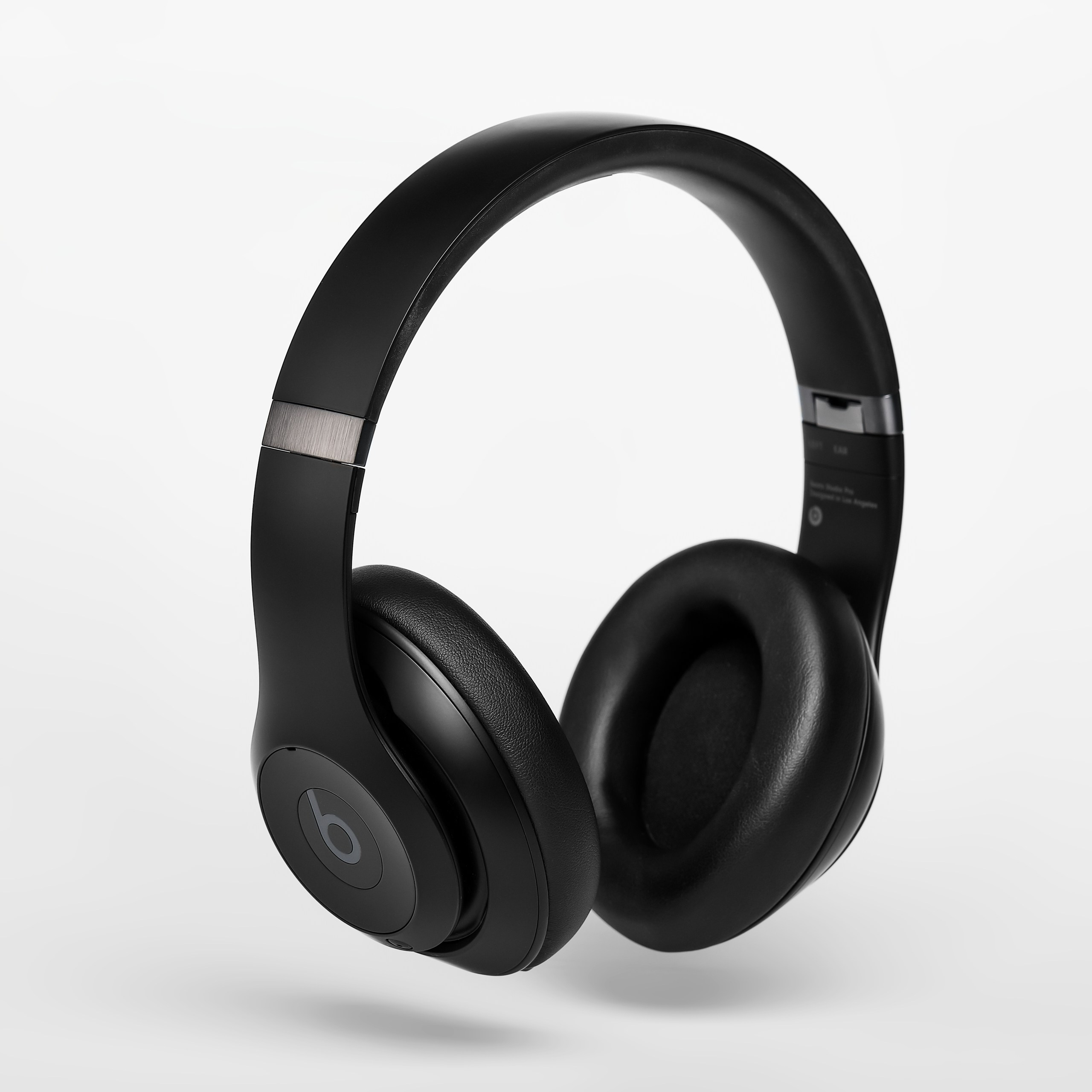 Потоковая предметная съёмка наушников на белом фоне без фокус-стекинга и сложной проработки бликов