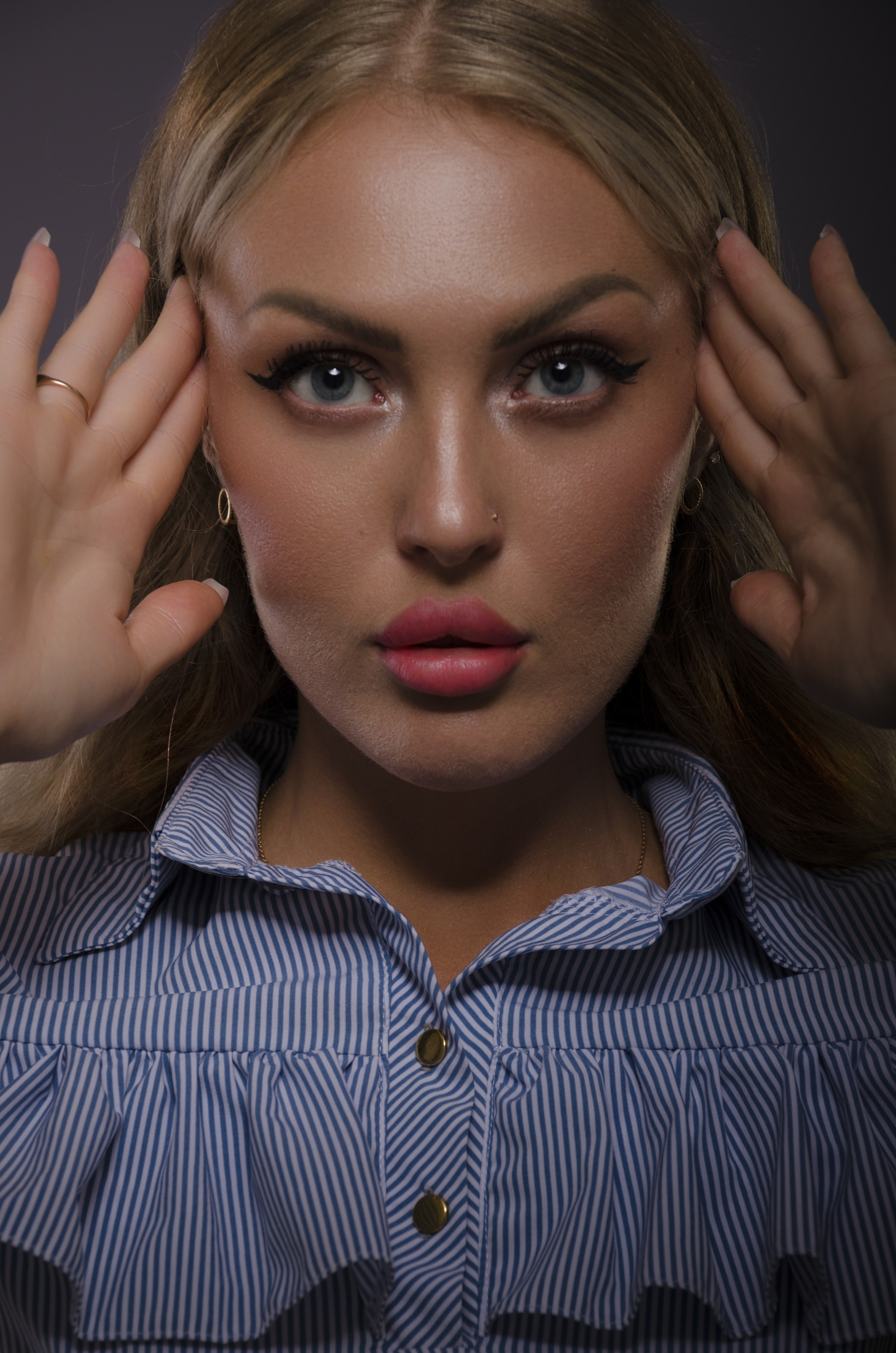 Фотосессия. Циклорама, фотосессия на циклораме, белый фон, без лишних предметов. Профессиональная фотосъемка в Крыму. Натуральные эмоции и живые кадры. Забронируйте дату прямо сейчас!