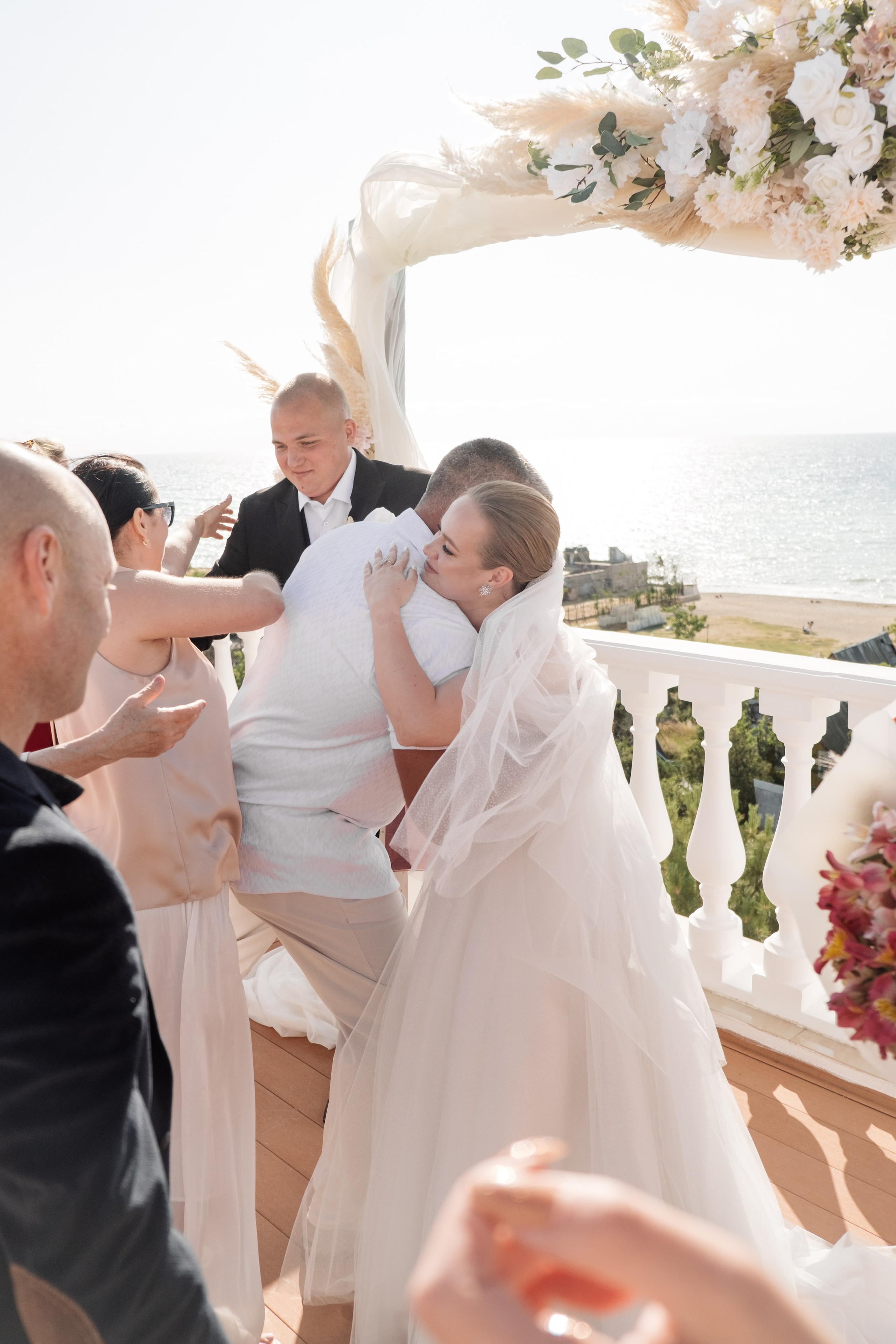 Свадебный ретопртаж. Профессиональная фотосъемка в Крыму. Натуральные эмоции и живые кадры. Забронируйте дату прямо сейчас!