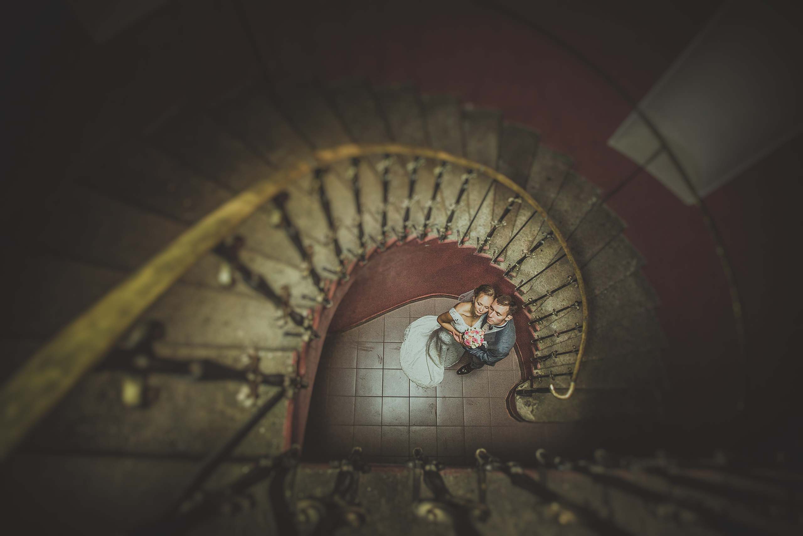 свадебная пара внизу винтовой лестницы в красной парадной на канале грибоедова