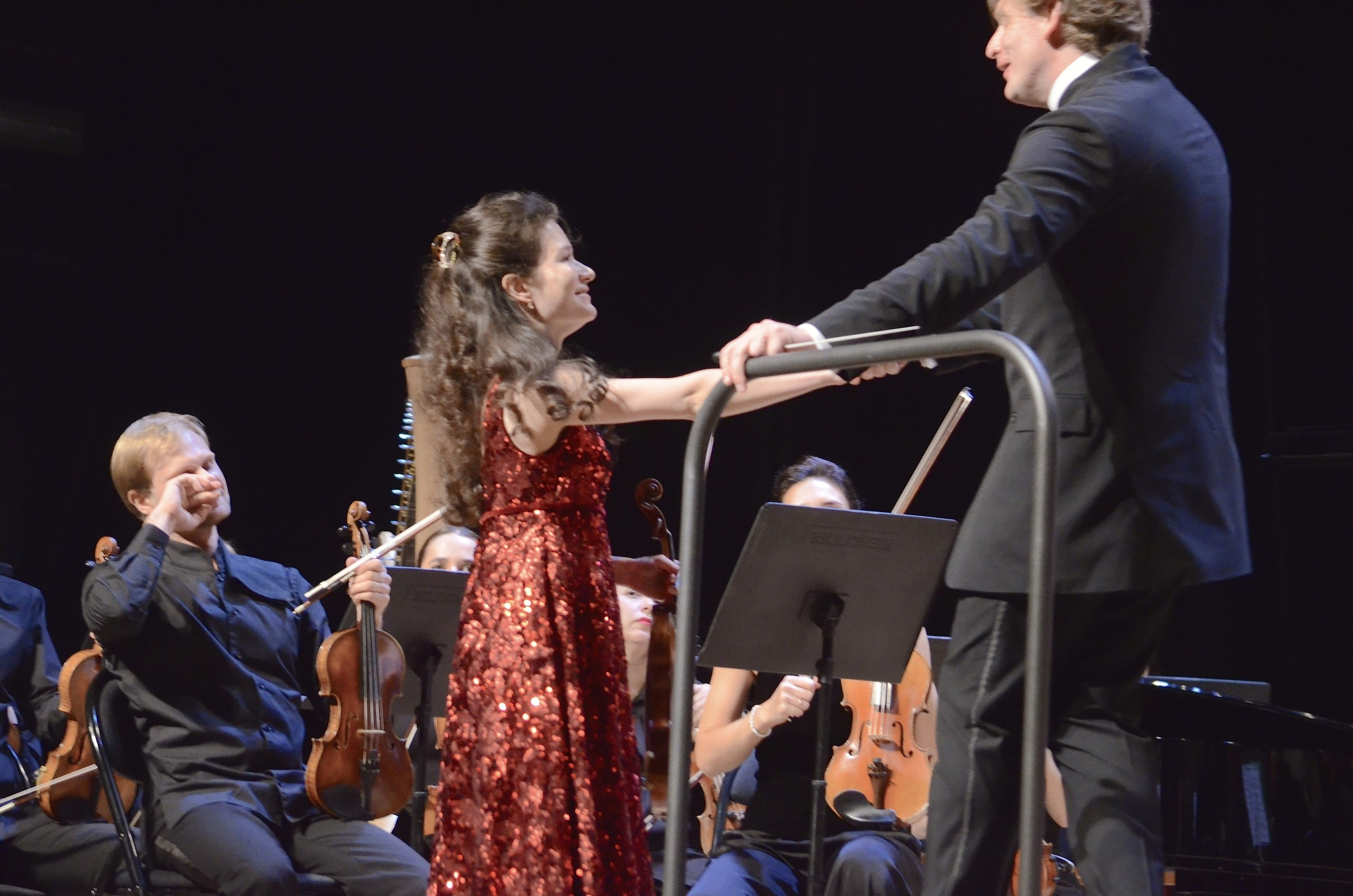 На сцене. Скрипачка Анна Савкина