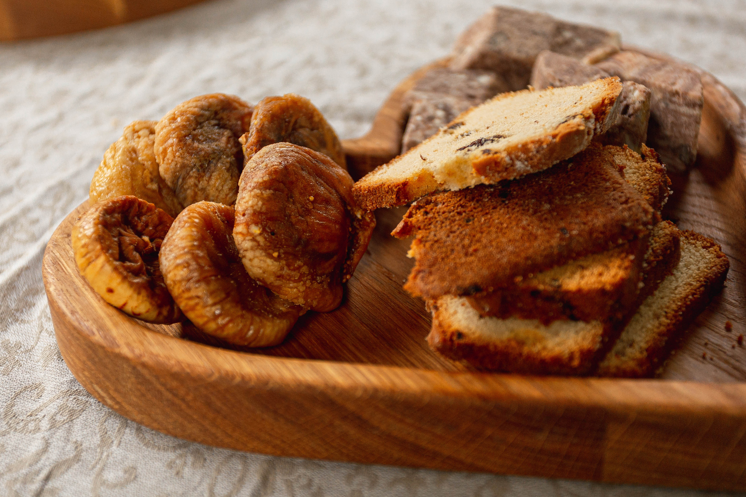 Тарелка в форме сердца. Разделочные доски и деревянная мебель на заказ