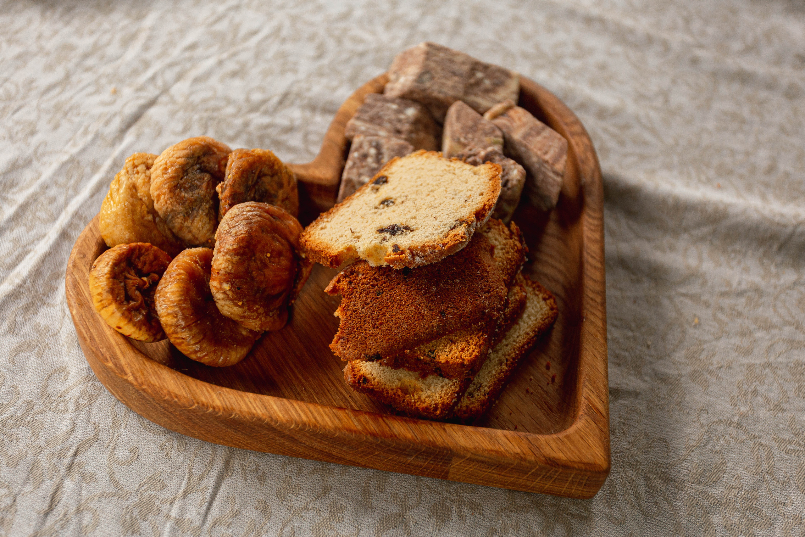 Тарелка в форме сердца. Разделочные доски и деревянная мебель на заказ