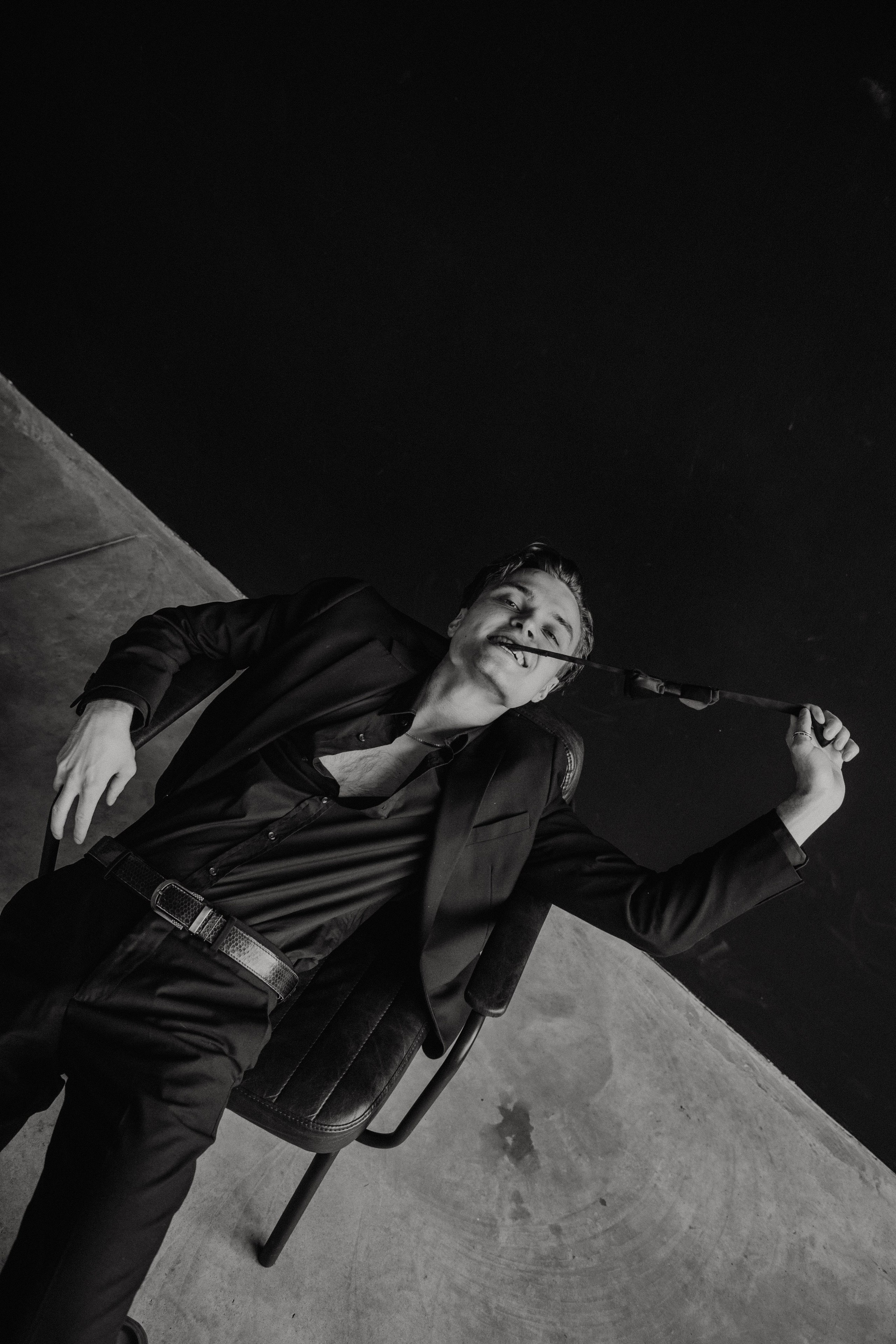 Мужчина на стуле