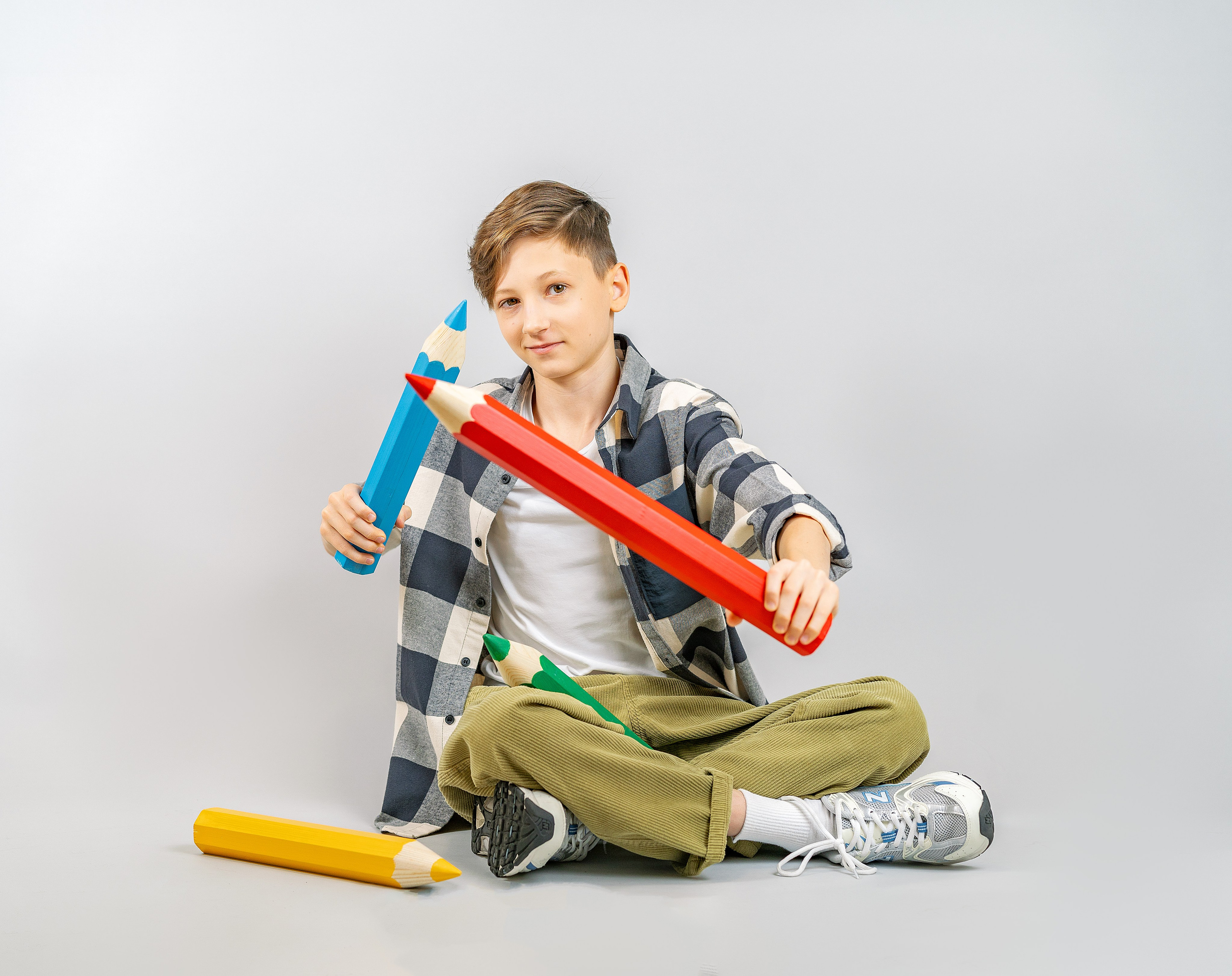 С карандашами. Школьный фотограф и фотограф в детском саду