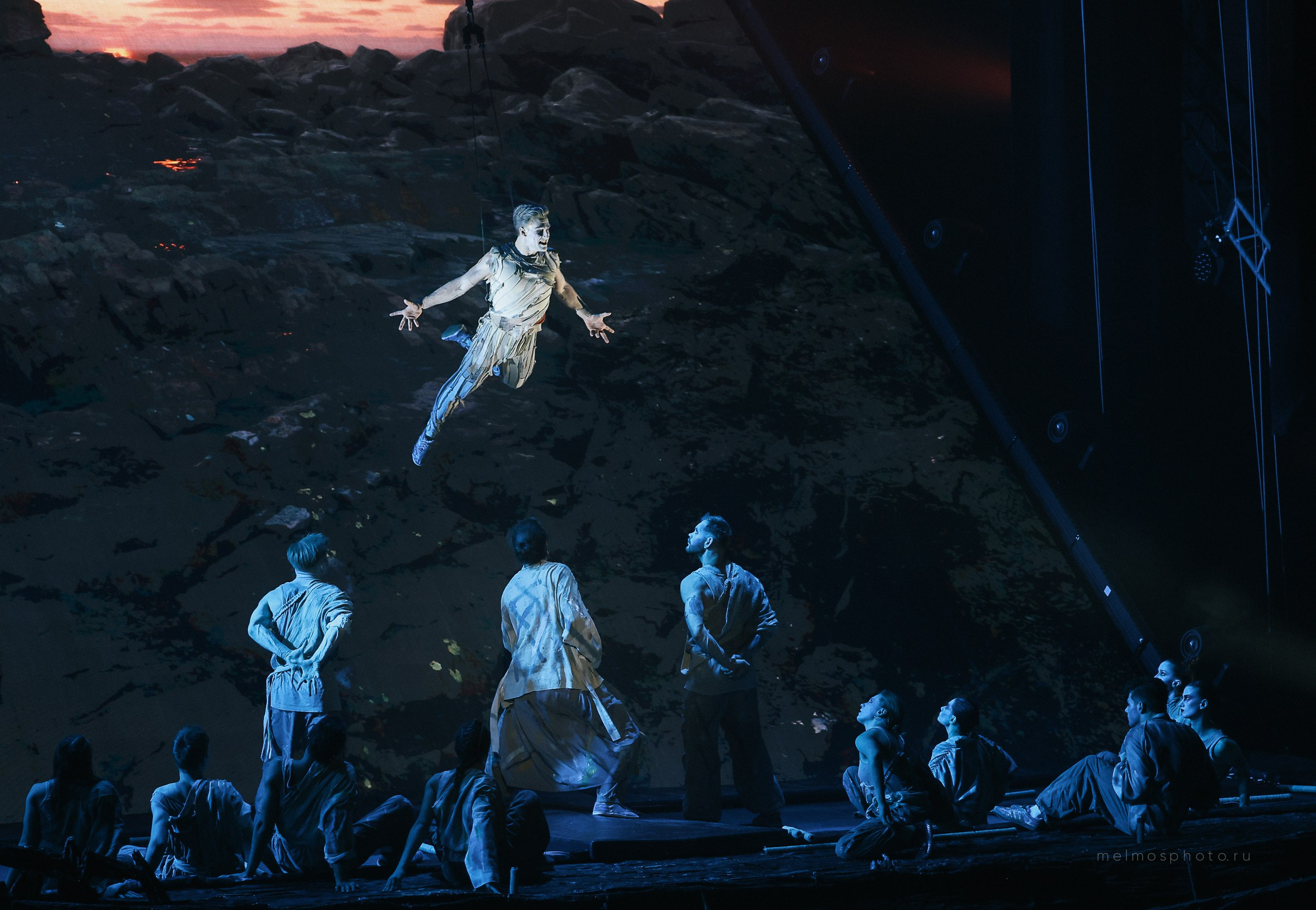 АНТИГРАВИТАЦИЯ. Репортажный, архитектурный, театральный и файн-арт фотограф Лена Мельникова в Москве