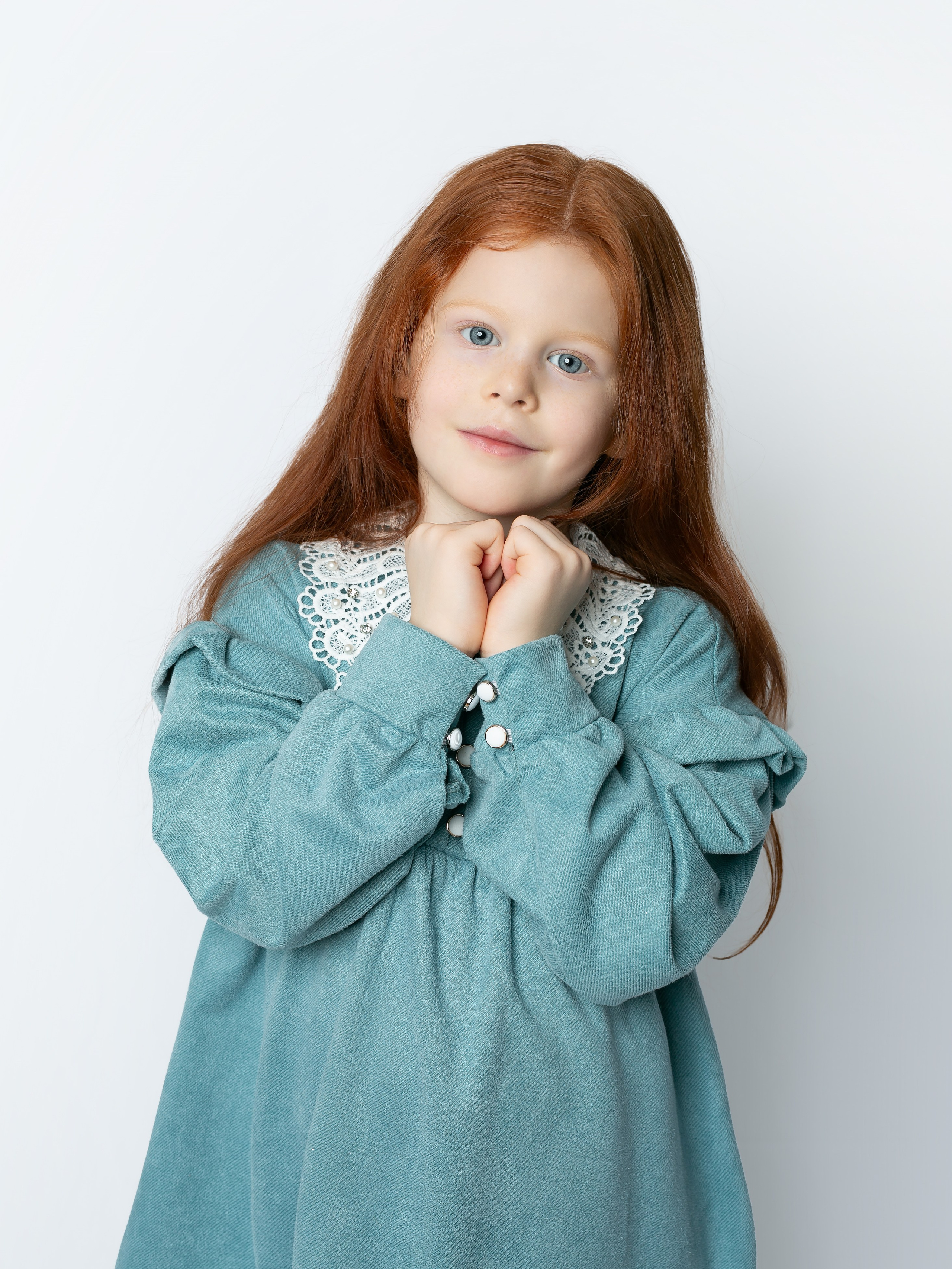 Детская одежда на белом фоне с тенями. Предметная, рекламная фотосъёмка в Орле. Предметный фотограф в Орле