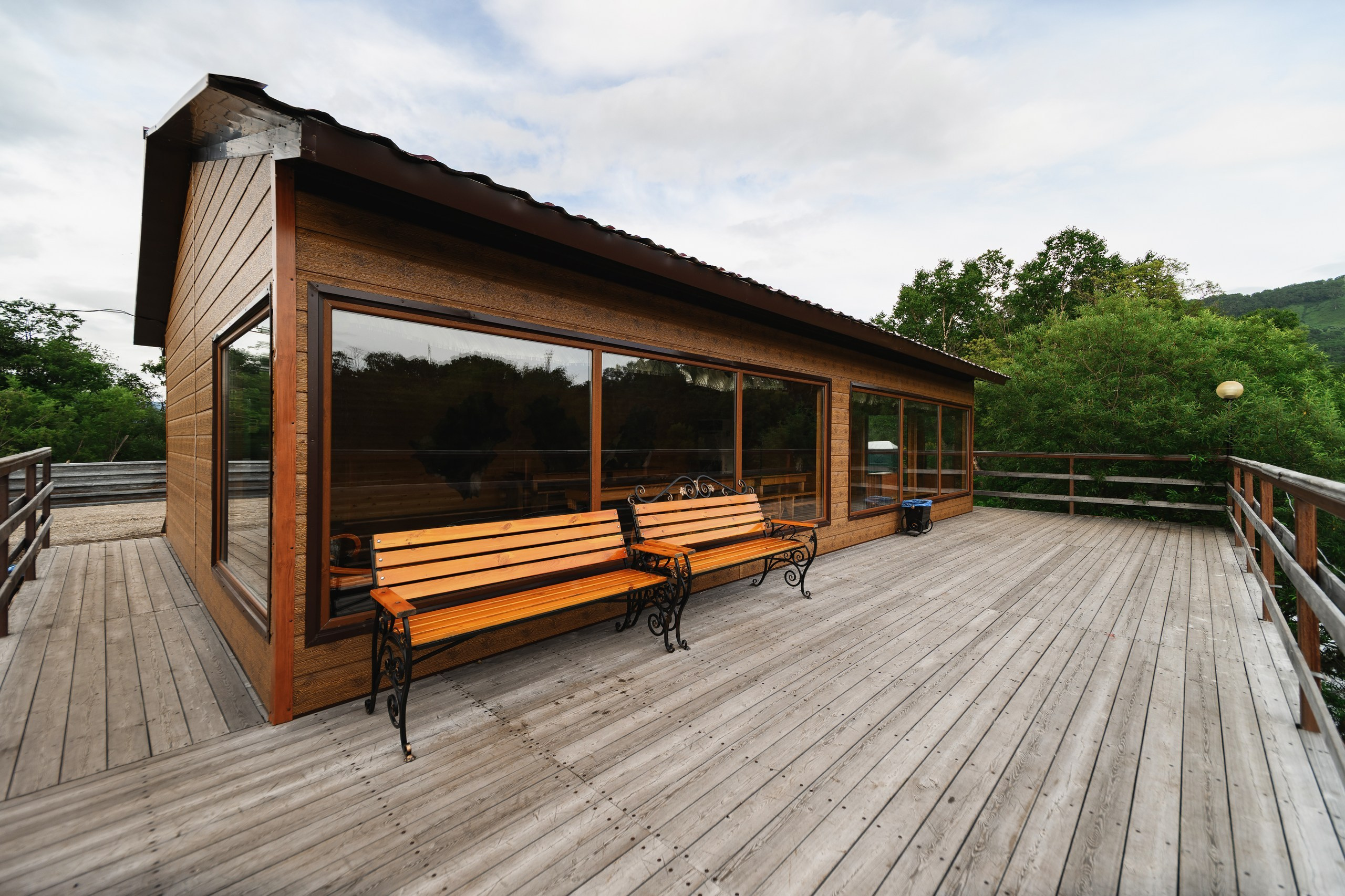 Фотосъемка домиков для отдыха в Петропавловске-Камчатском. Профессиональная фотосъемка интерьеров гостевых домов и баз отдыха на Камчатке. Детальные фотографии уютных номеров и живописного природного окружения. Цены на фотосъемку объектов туристического размещения в Петропавловске-Камчатском.