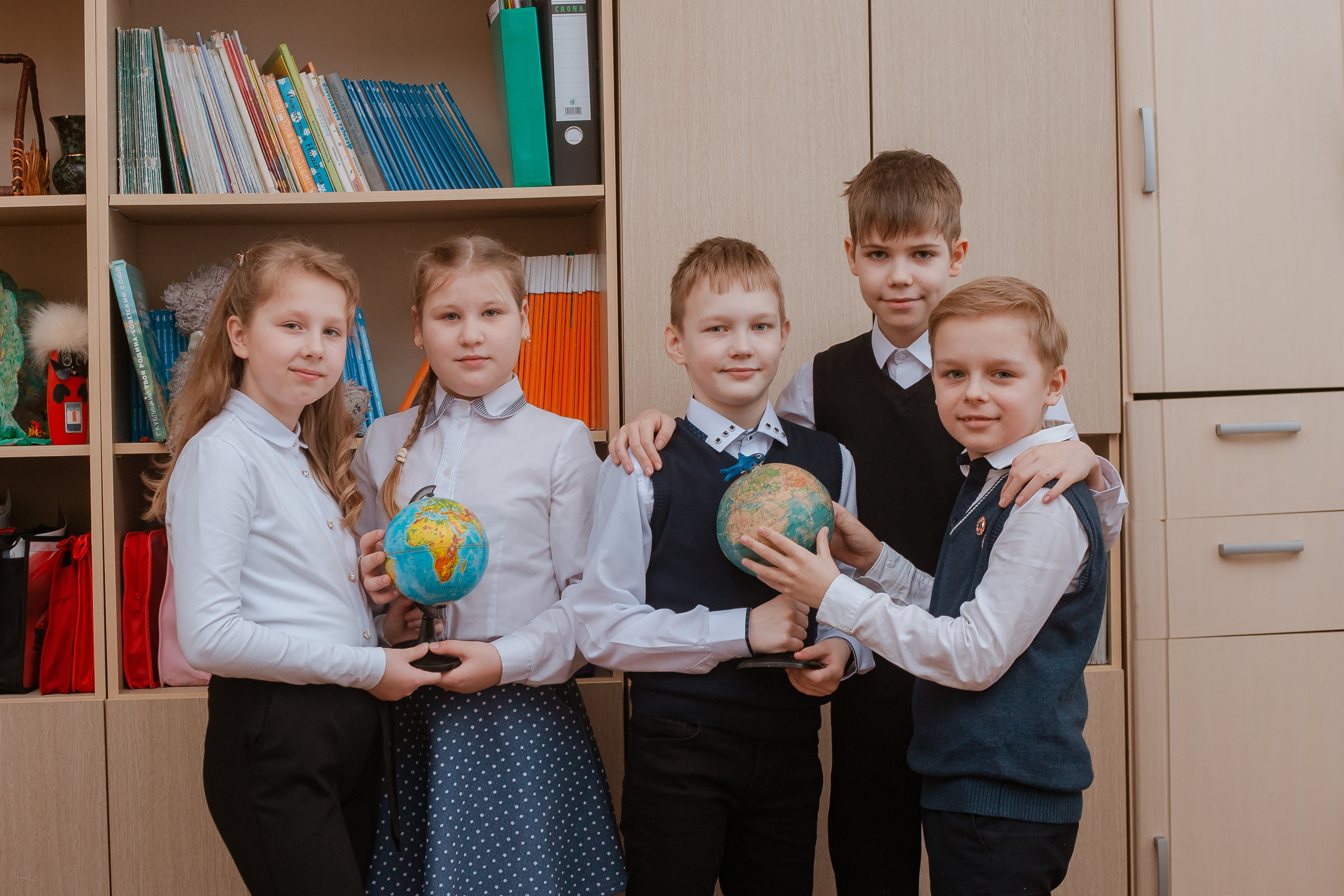 Выпускники 4 класса для фотокниги. Студия выпускных альбомов Остров