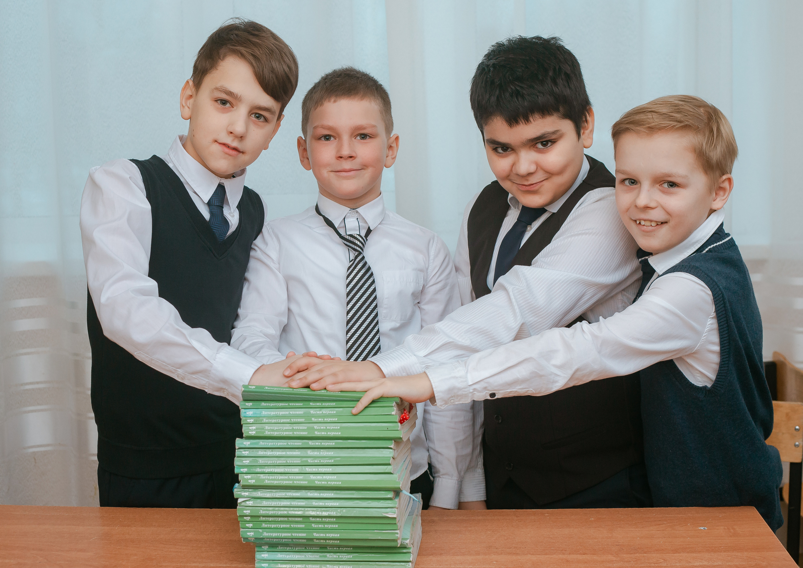 Выпускники 4 класса для фотокниги. Студия выпускных альбомов Остров