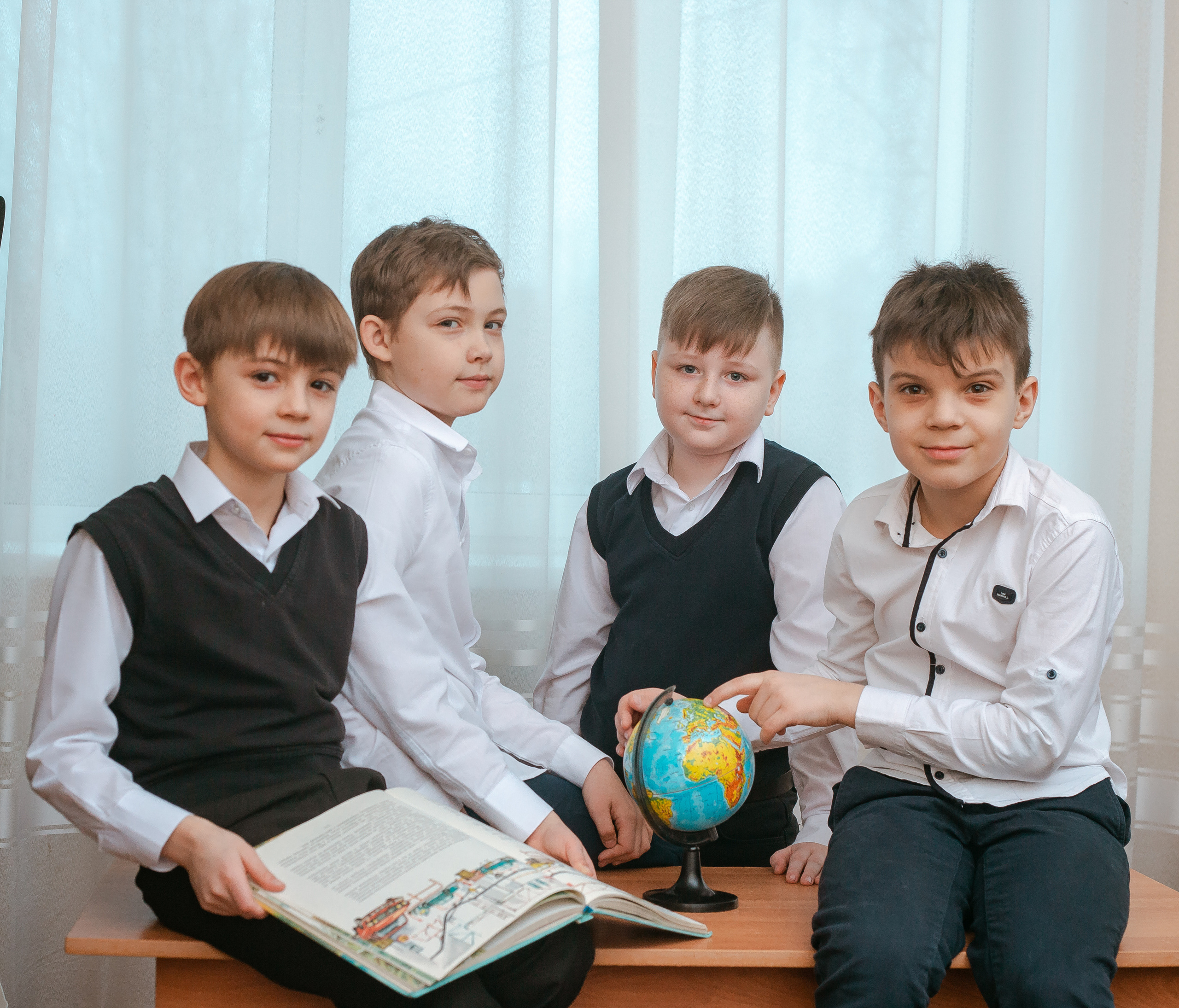 Выпускники 4 класса для фотокниги. Студия выпускных альбомов Остров