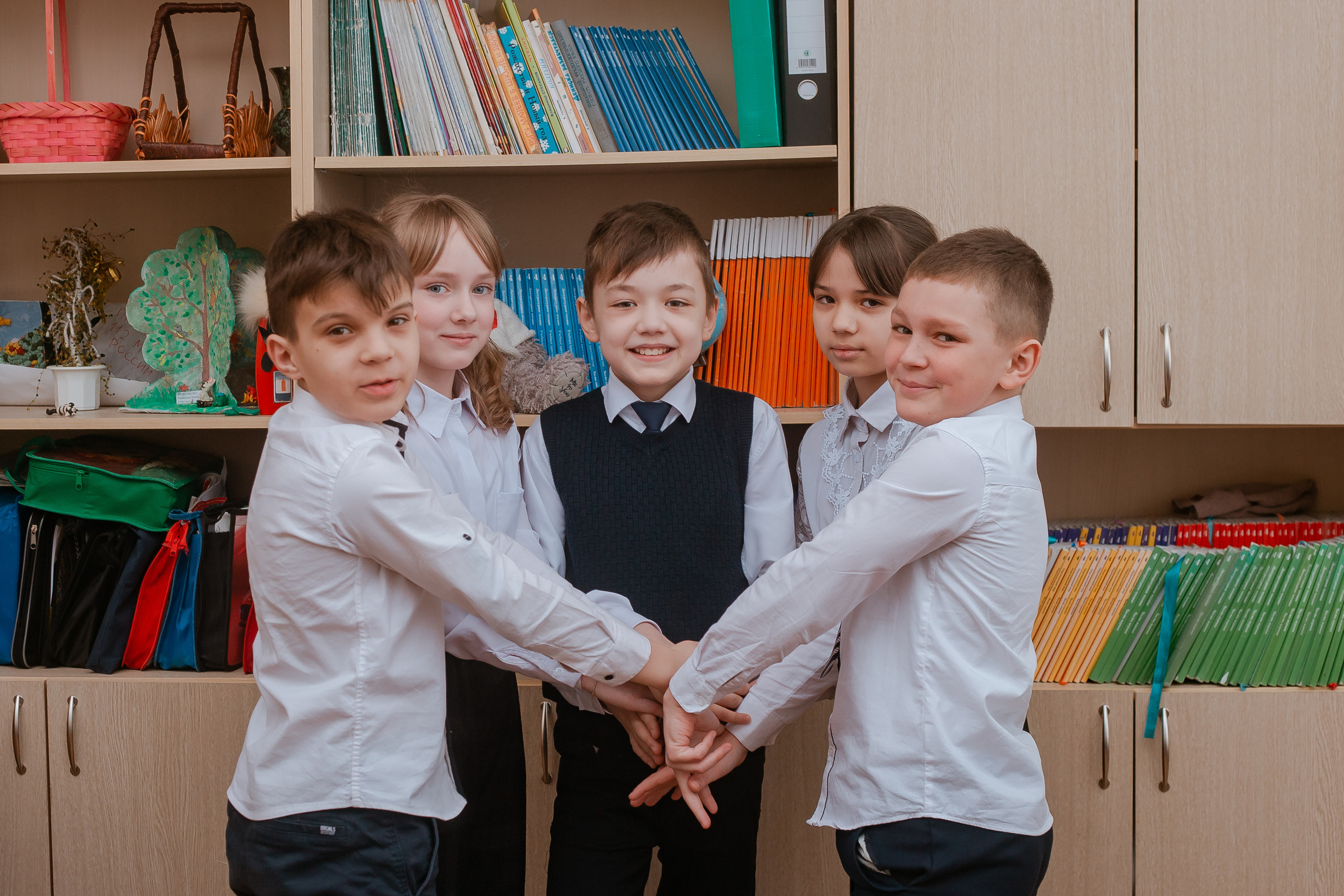 Выпускники 4 класса для фотокниги. Студия выпускных альбомов Остров