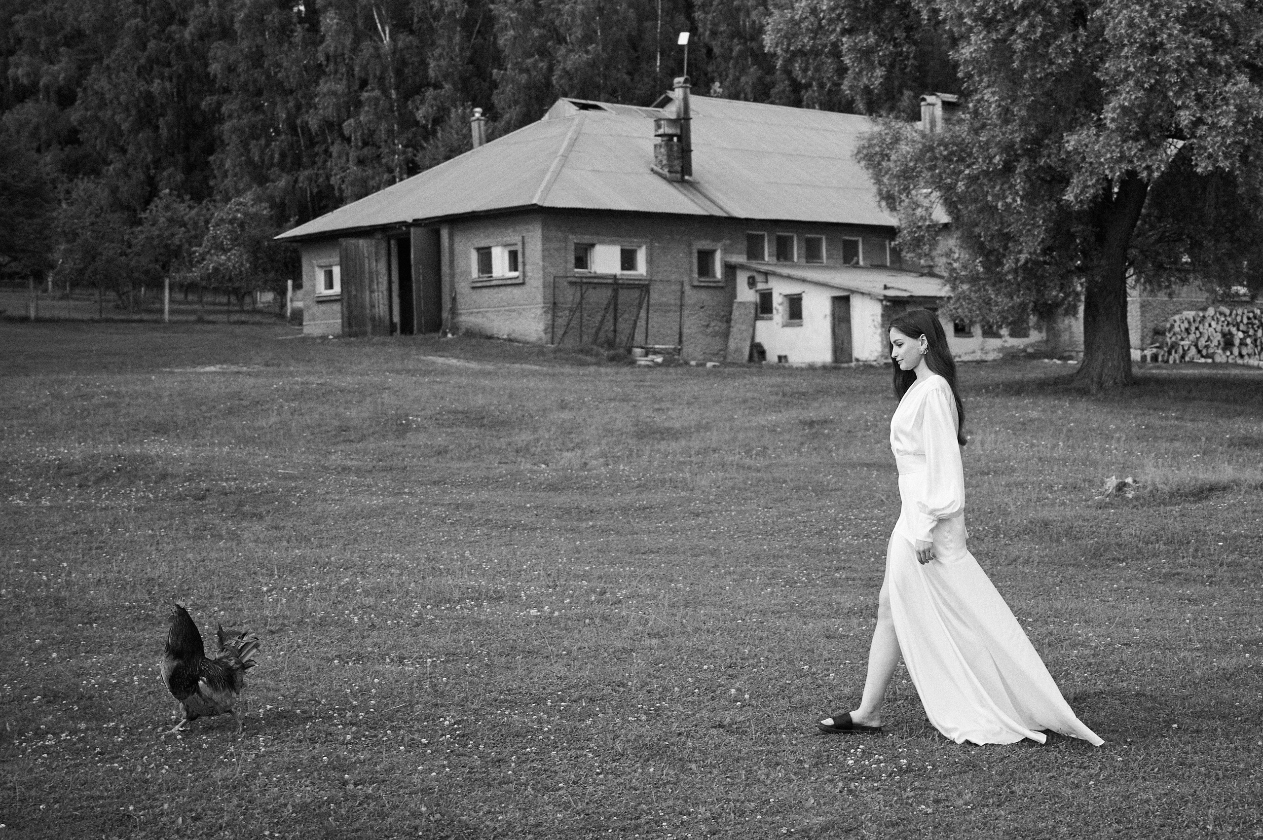 Портрет жениха в темном костюме, серьезный взгляд, документальный фотограф