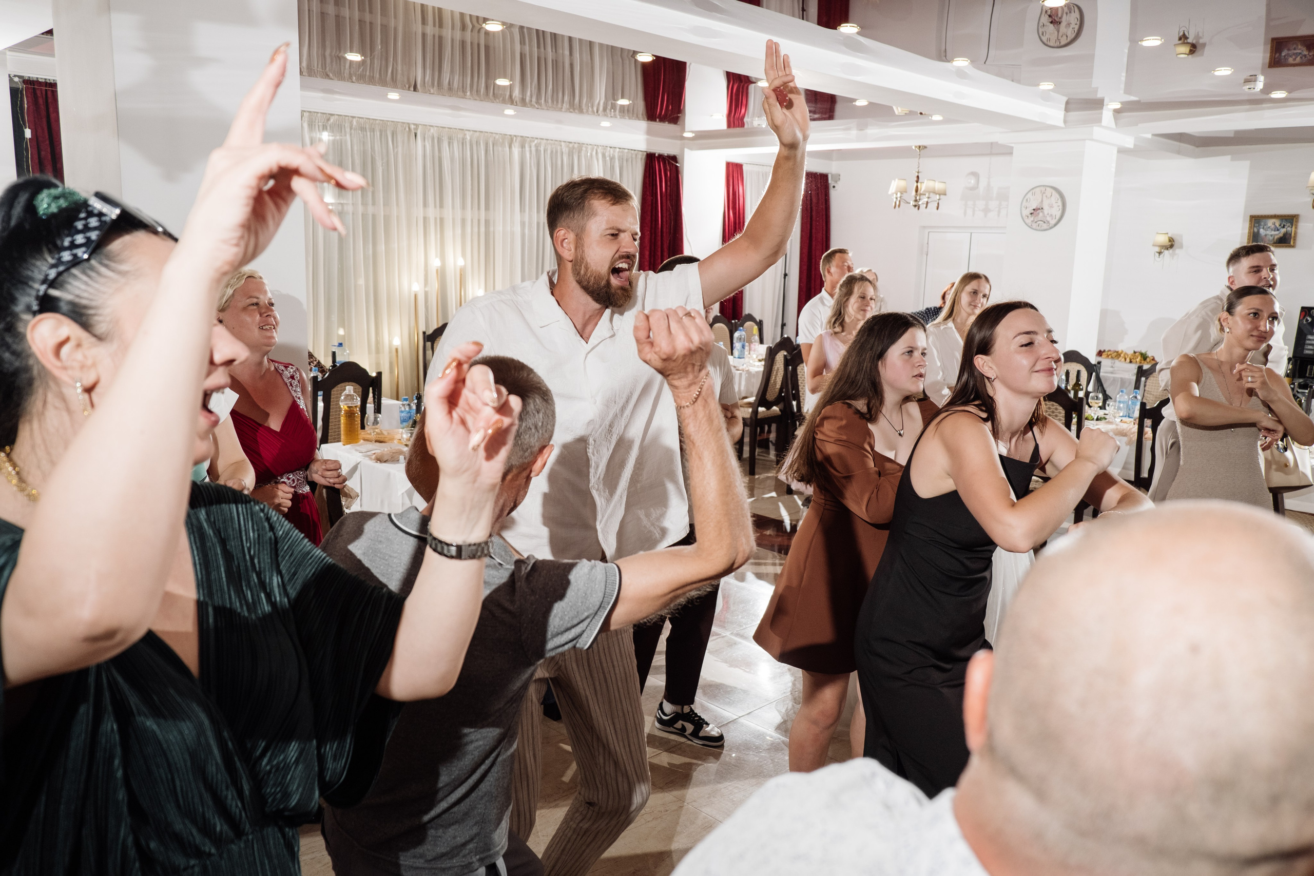 Свадебный ретопртаж. Профессиональная фотосъемка в Крыму. Натуральные эмоции и живые кадры. Забронируйте дату прямо сейчас!