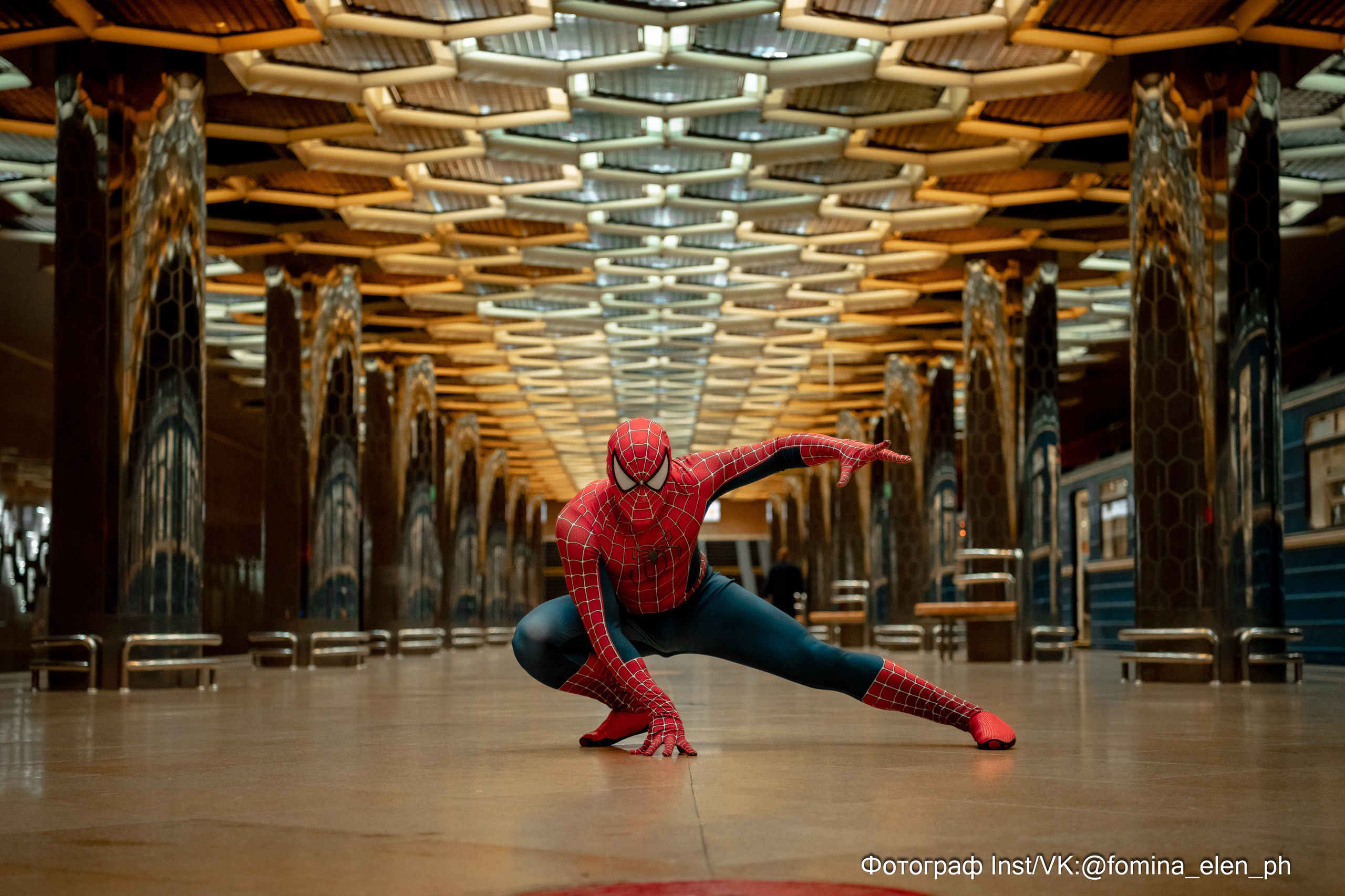 Человек паук и Веном в метро ЕКБ. Фомина Елена Свадебный и семейный фотограф