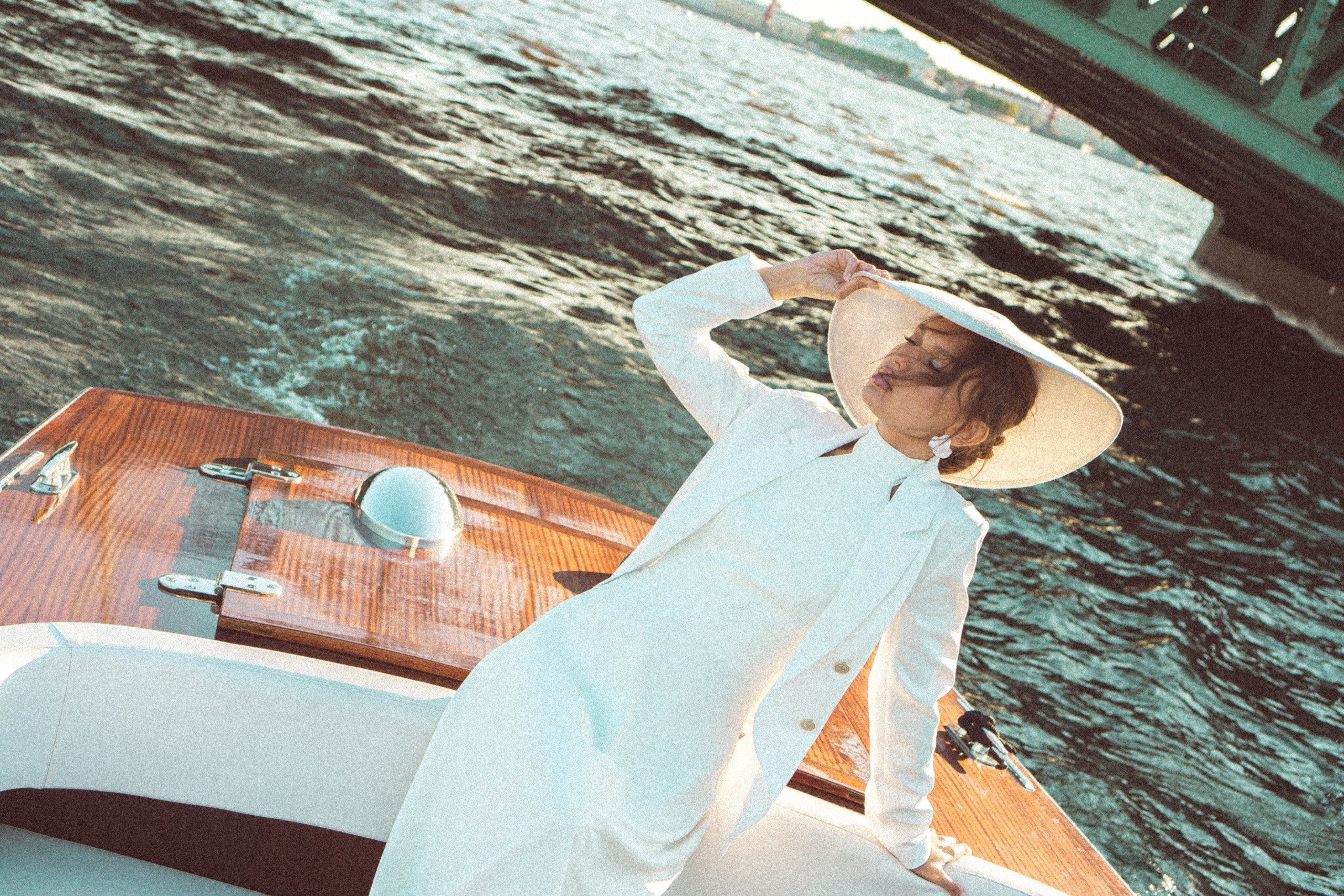 СВАДЕНБНАЯ СЬЕМКА НА КАТЕРЕ ПО КАНАЛАМ САНКТ-ПЕТЕРБУРГА И В АКВАТОРИИ НЕВЫ. Профессиональный фотограф, Санкт-Петербург — Виктория Богомолова