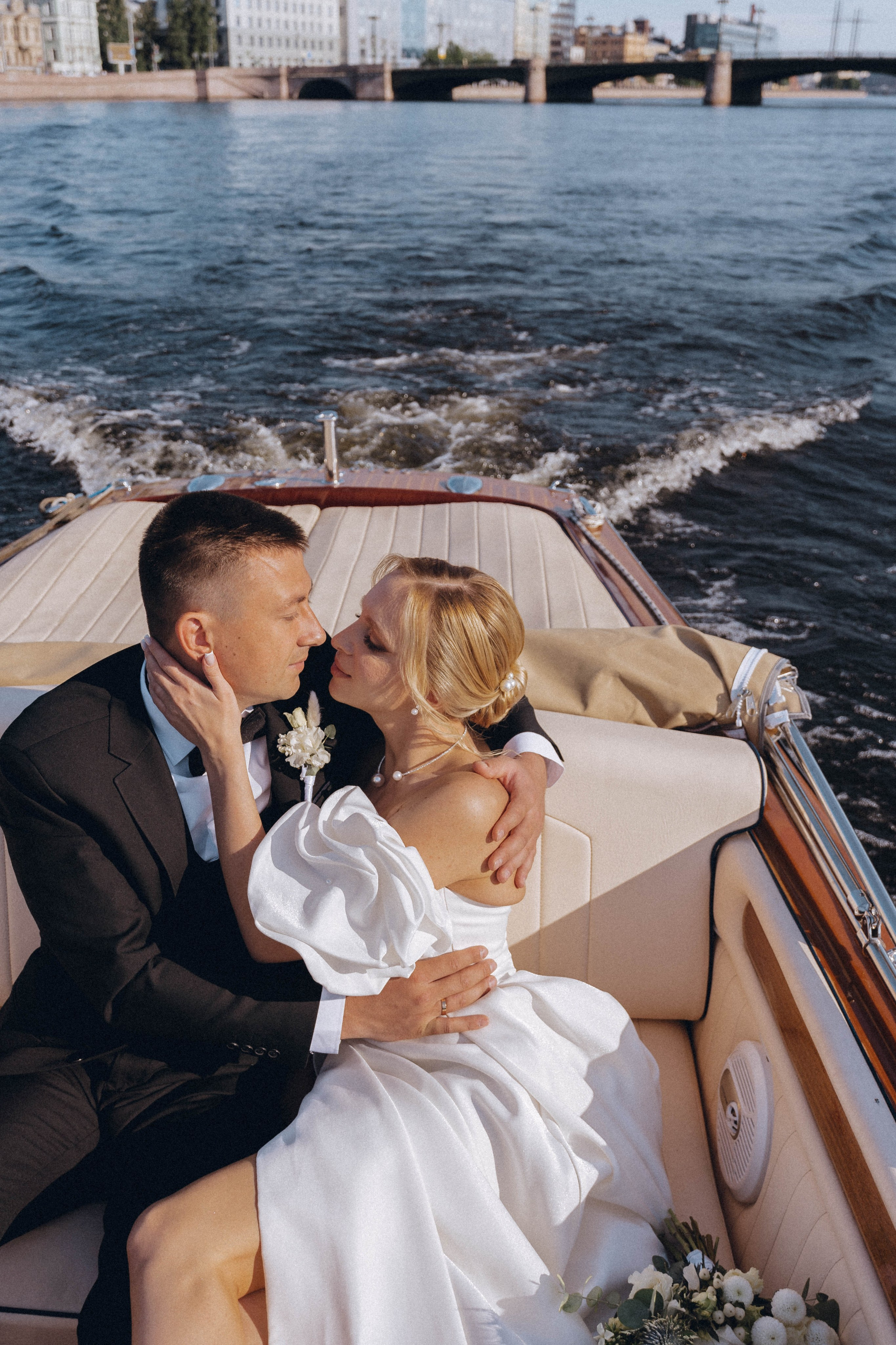 СВАДЕНБНАЯ СЬЕМКА НА КАТЕРЕ ПО КАНАЛАМ САНКТ-ПЕТЕРБУРГА И В АКВАТОРИИ НЕВЫ. Профессиональный фотограф, Санкт-Петербург — Виктория Богомолова