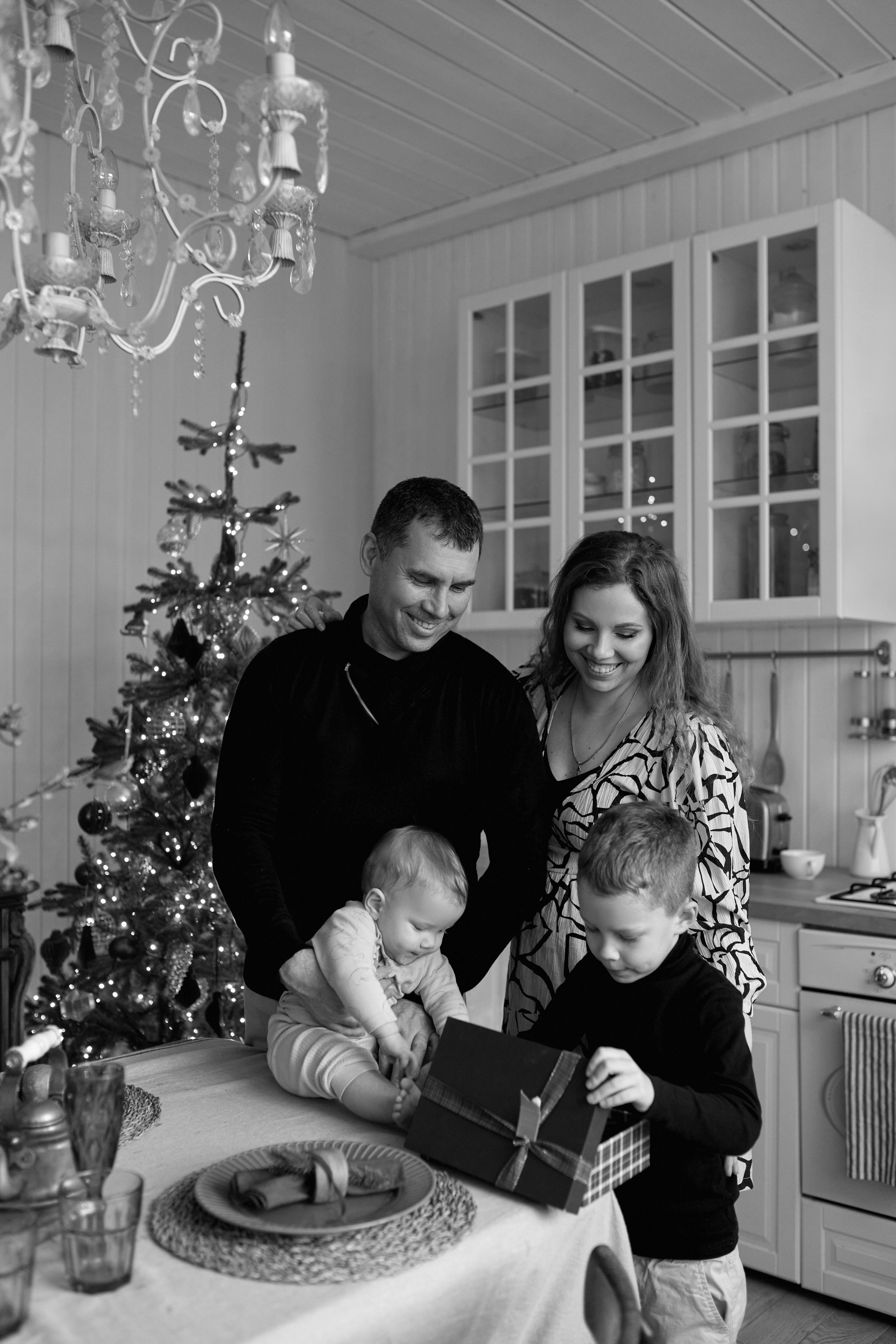 Семейная новогодняя фотосессия в студии. Сестры Карабаза. Фотографы и ретушеры в Москве и Санкт-Петербурге