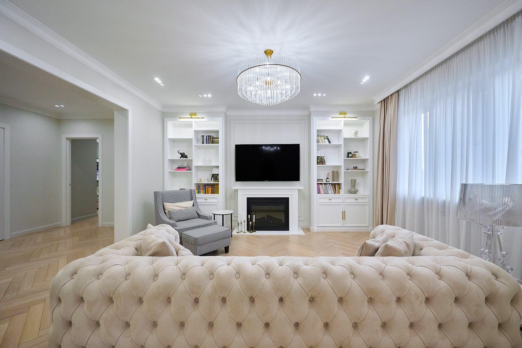 светлый диван телевизор белые шкафчиков 