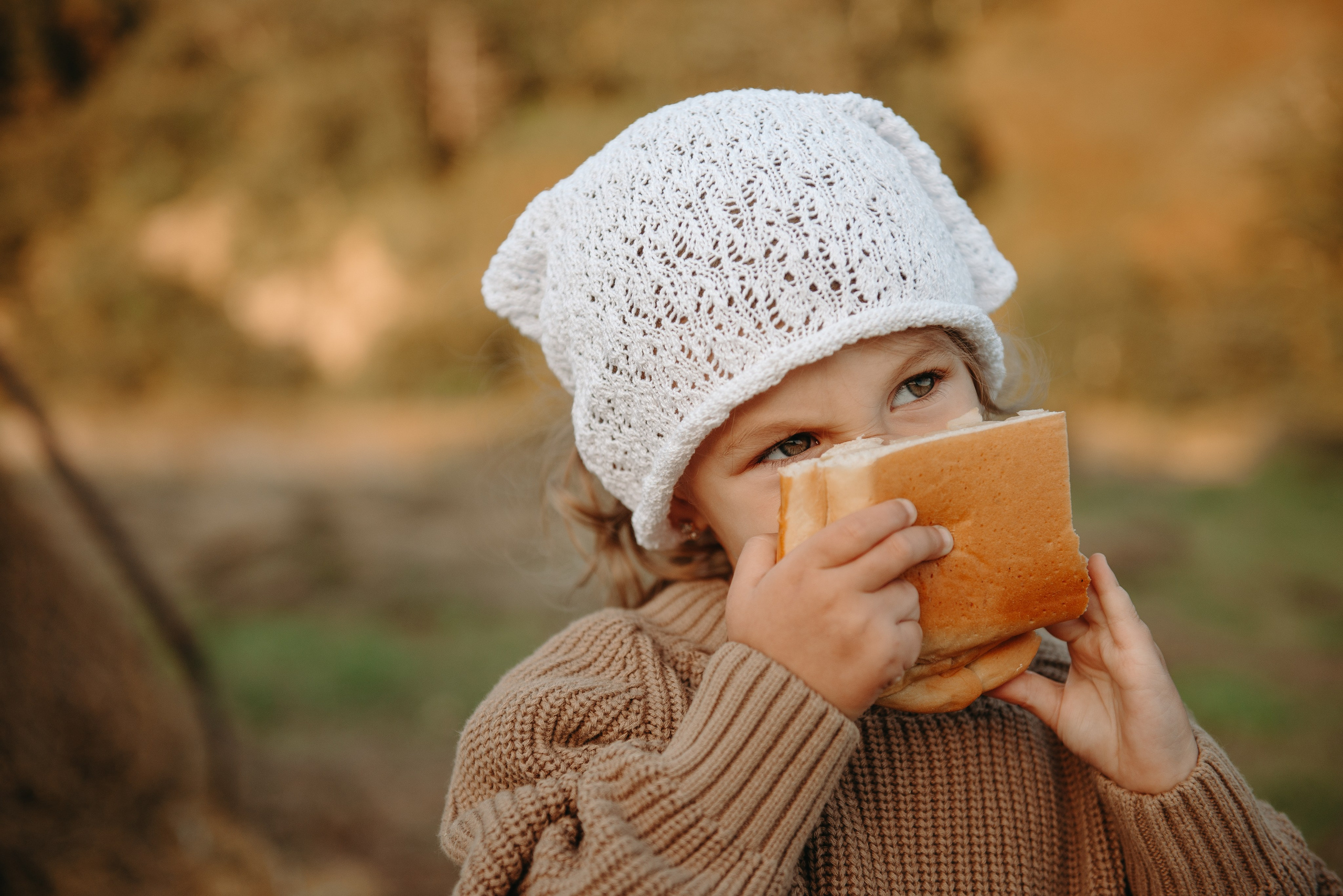 Дениска и Пелагея на сенокосе. Ирина Метелица фотограф на Шикотане