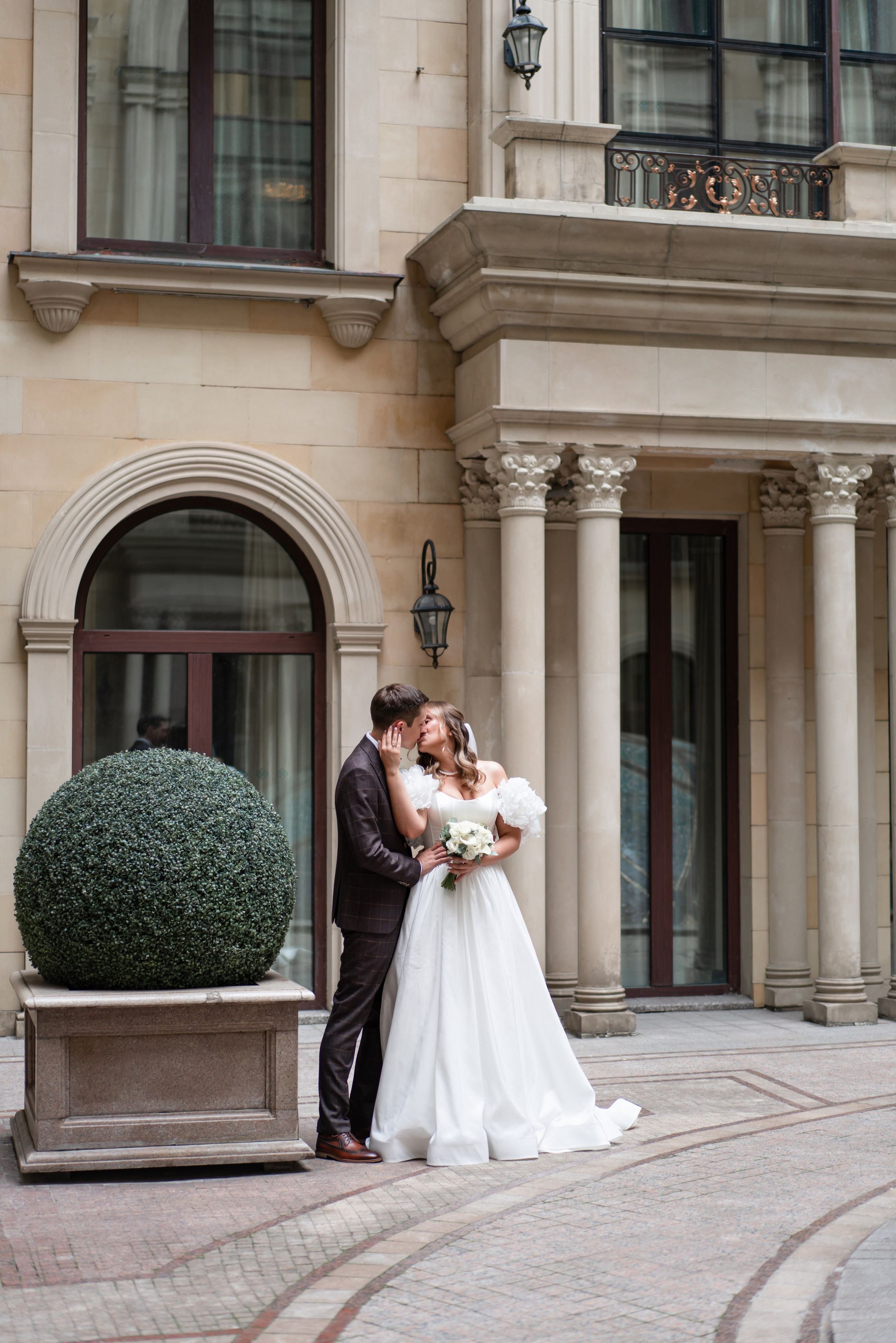 Свадебная фотосессия в отеле The St. Regis Moscow Nikolskaya. Свадебный фотограф Вера Климова