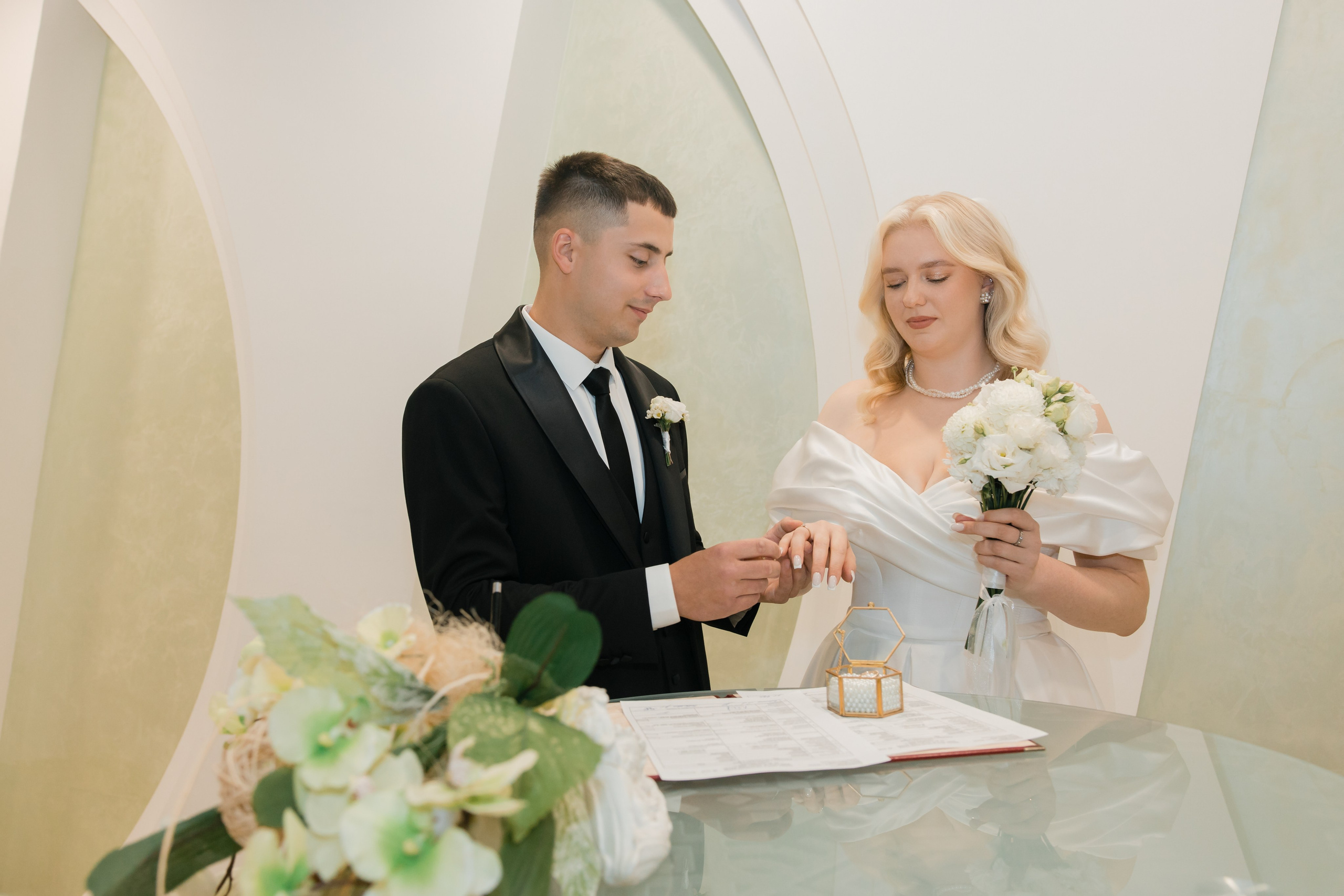 Отдел ЗАГС Администрации Первомайского района. Видеосъемка и фотосъемка свадеб. Фотограф и оператор на свадьбу. Видеосъемка подкастов, собственная видео-фотостудии. Предметная фотосъемка