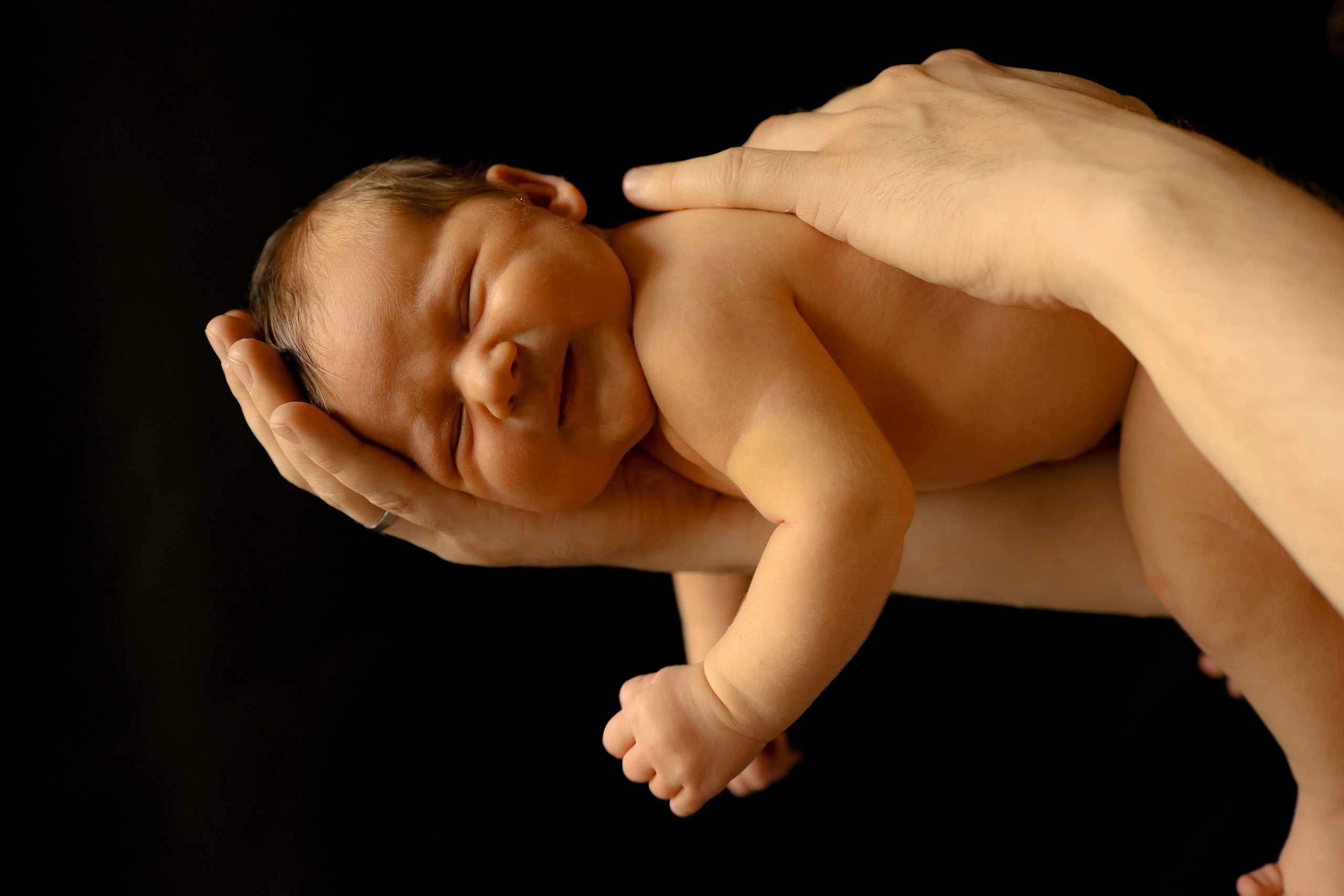 Фотосессия новорождённого стиле минимализм на чёрном фоне