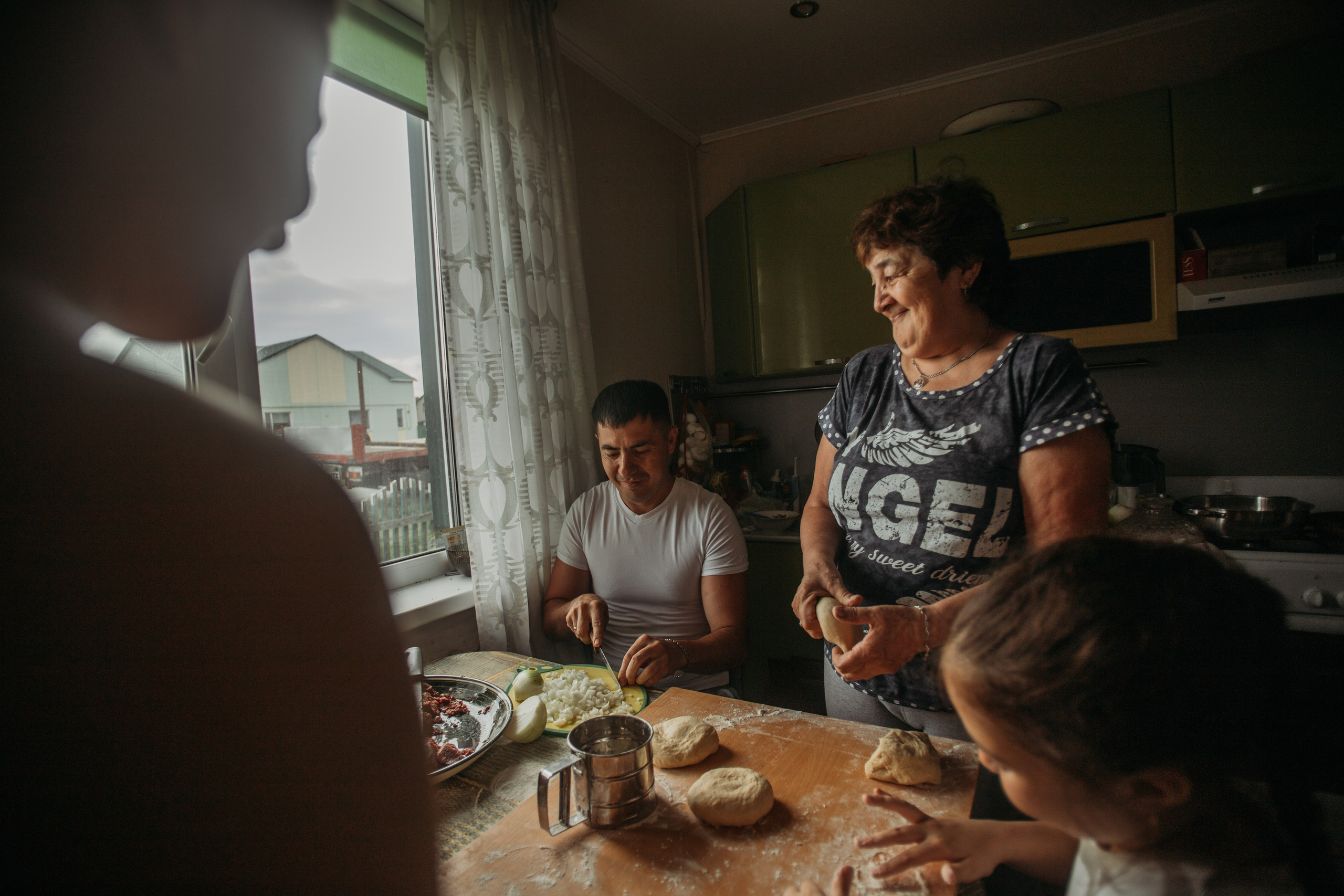 Домашняя фотосессия моей семьи. Венера Гайн. Репортажный фотограф  Тюмень. Обучение фотографии с 0