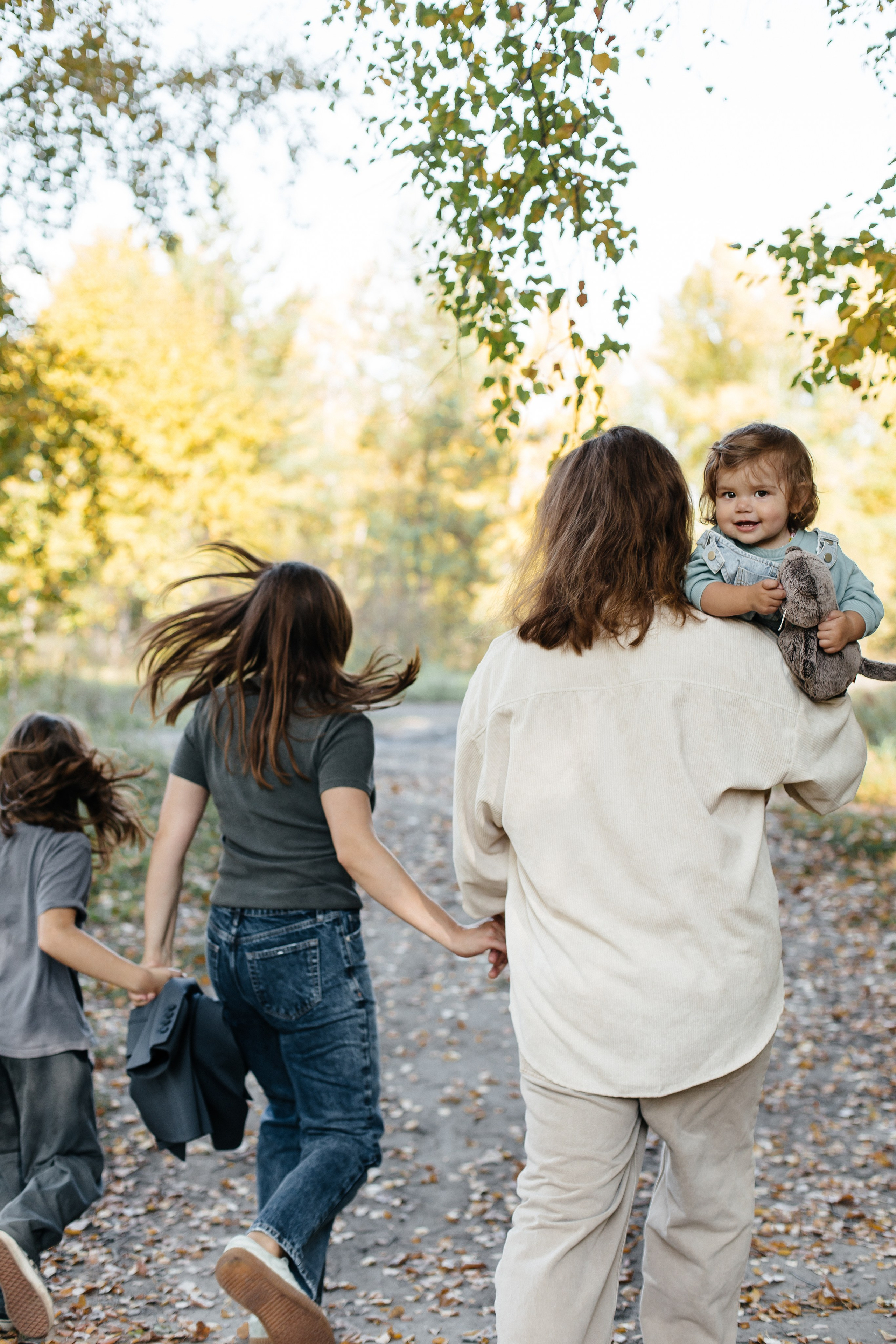 Выманивает из квартир природа нас на выходные. Осенний лес — особый мир. Ведут тропинки потайные…. Душевный фотограф Ваших самых ярких событий Марина Погребняк