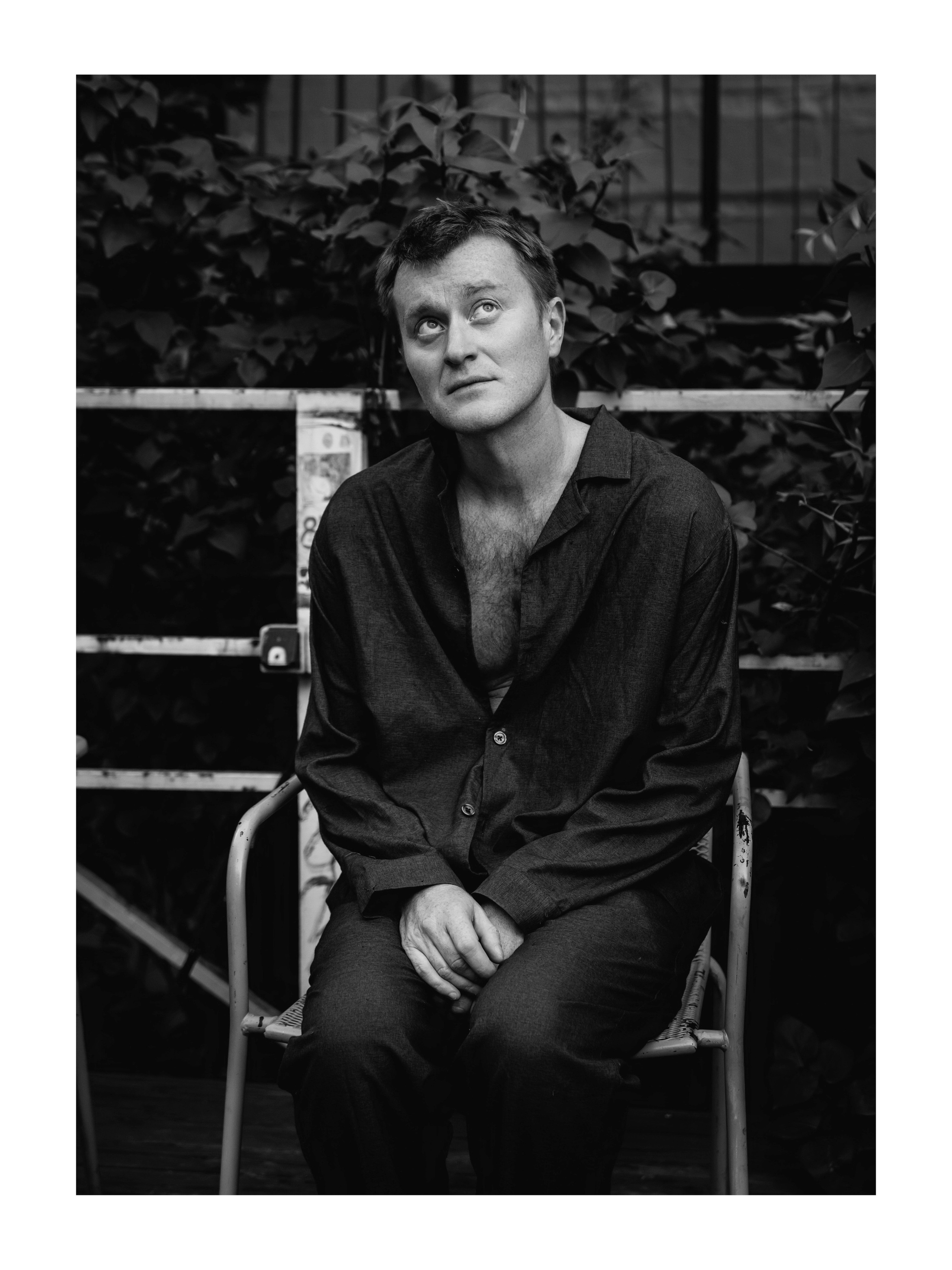 мужчина сидит на стуле